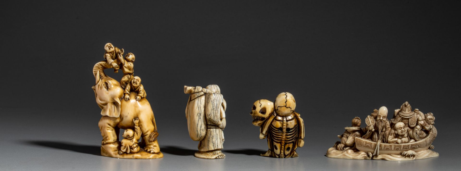 A collection of three Japanese carved okimono and one netsuke (+) - Bild 4 aus 8