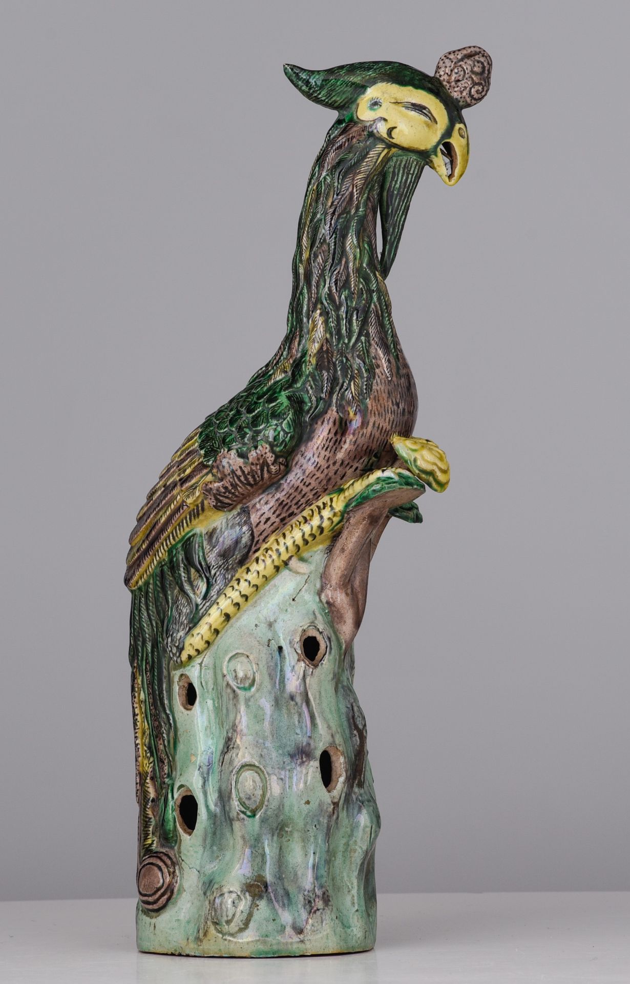 A Chinese model of a phoenix in famille verte glaze, Republic period, H 39,5 cm - Image 6 of 8
