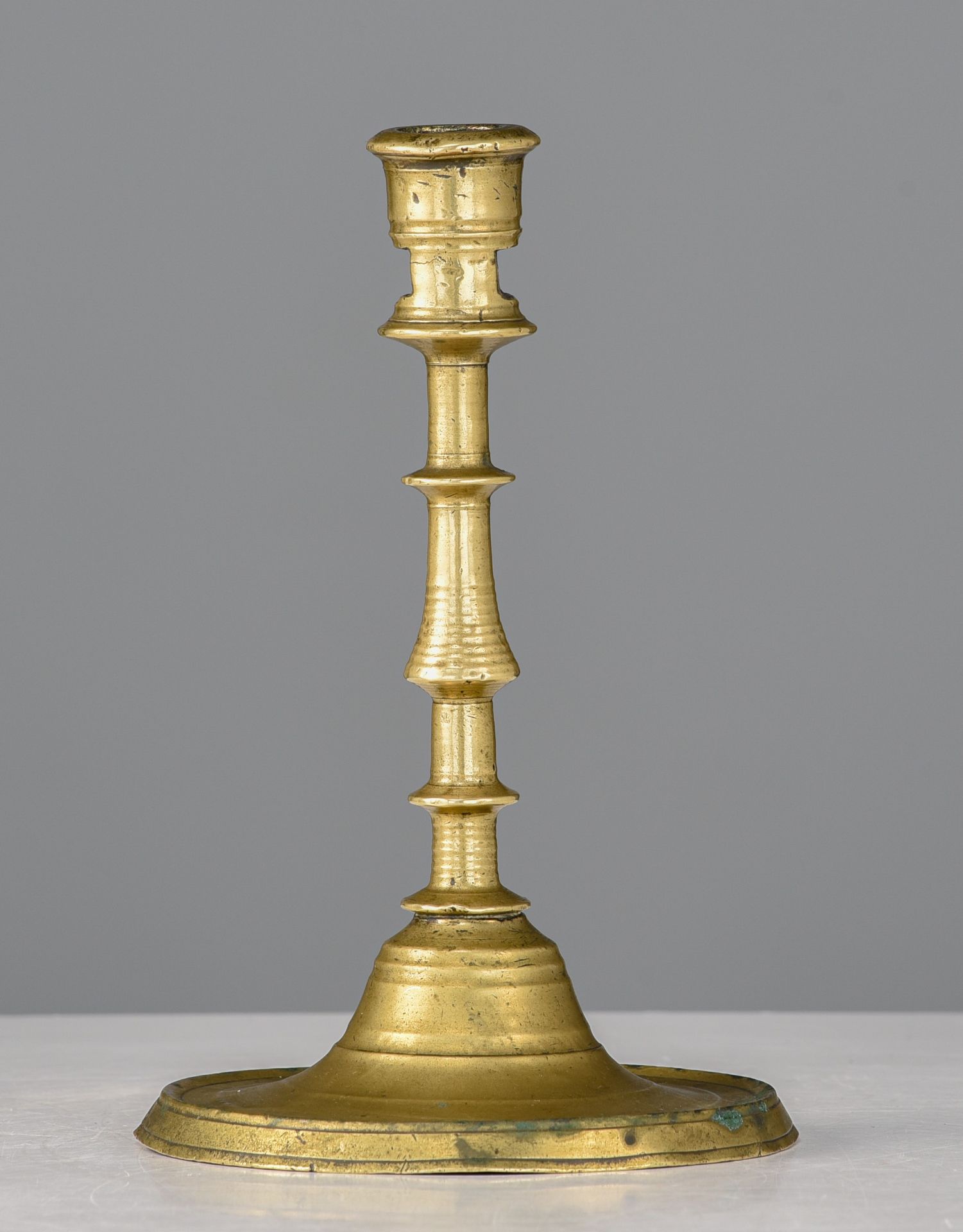 A brass so-called 'balusterkandelaar' socket candlestick, 16thC, the Low Countries, H 19,5 cm - Image 3 of 7