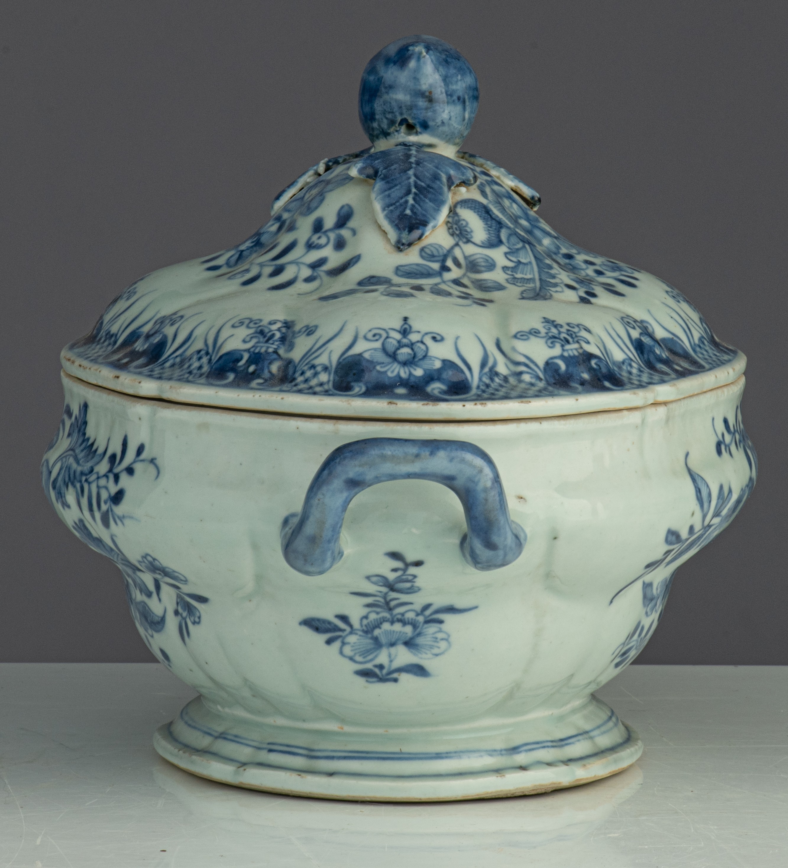 A Chinese blue and white export tureen and a matching plate, Qianlong period, H 19 - W 29,5 cm - add - Image 10 of 14