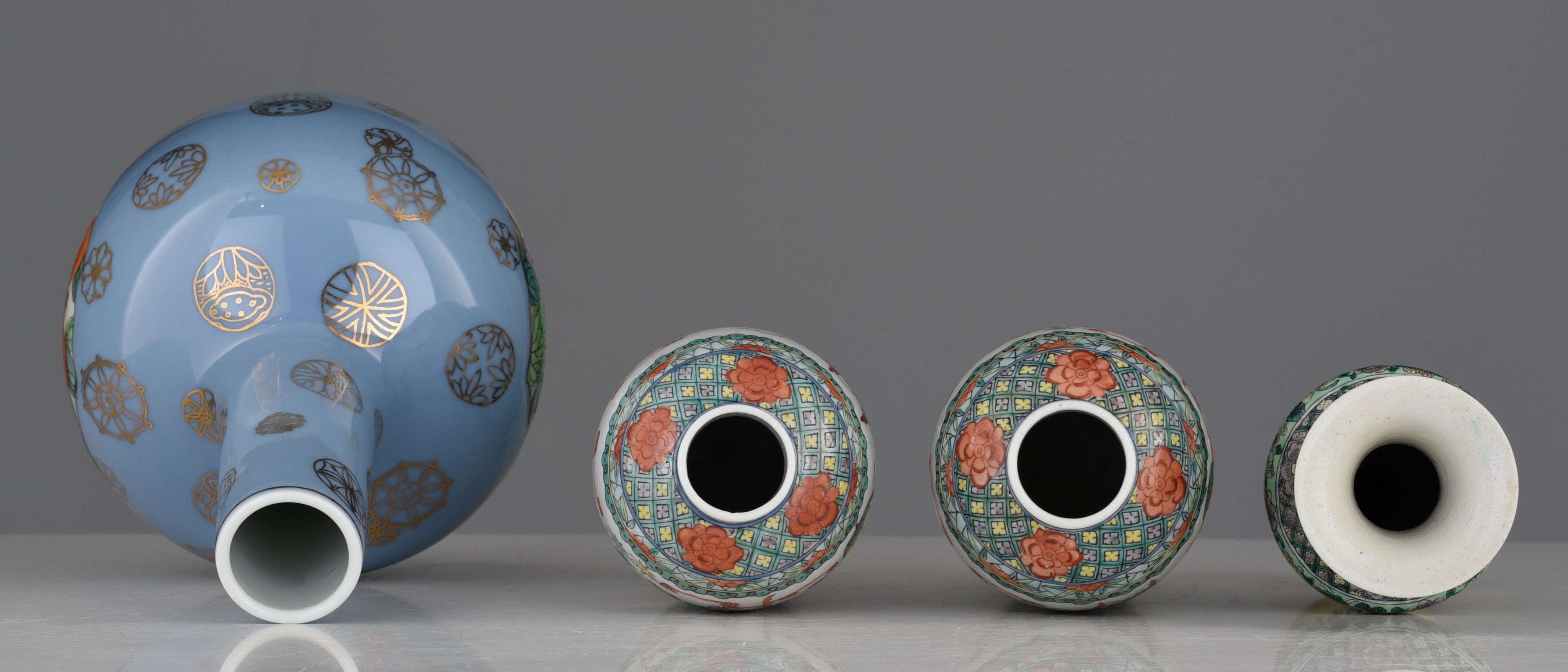 A collection of two Chinese famille verte vases and a famille rose bottle vase, Republic period/19th - Image 6 of 7