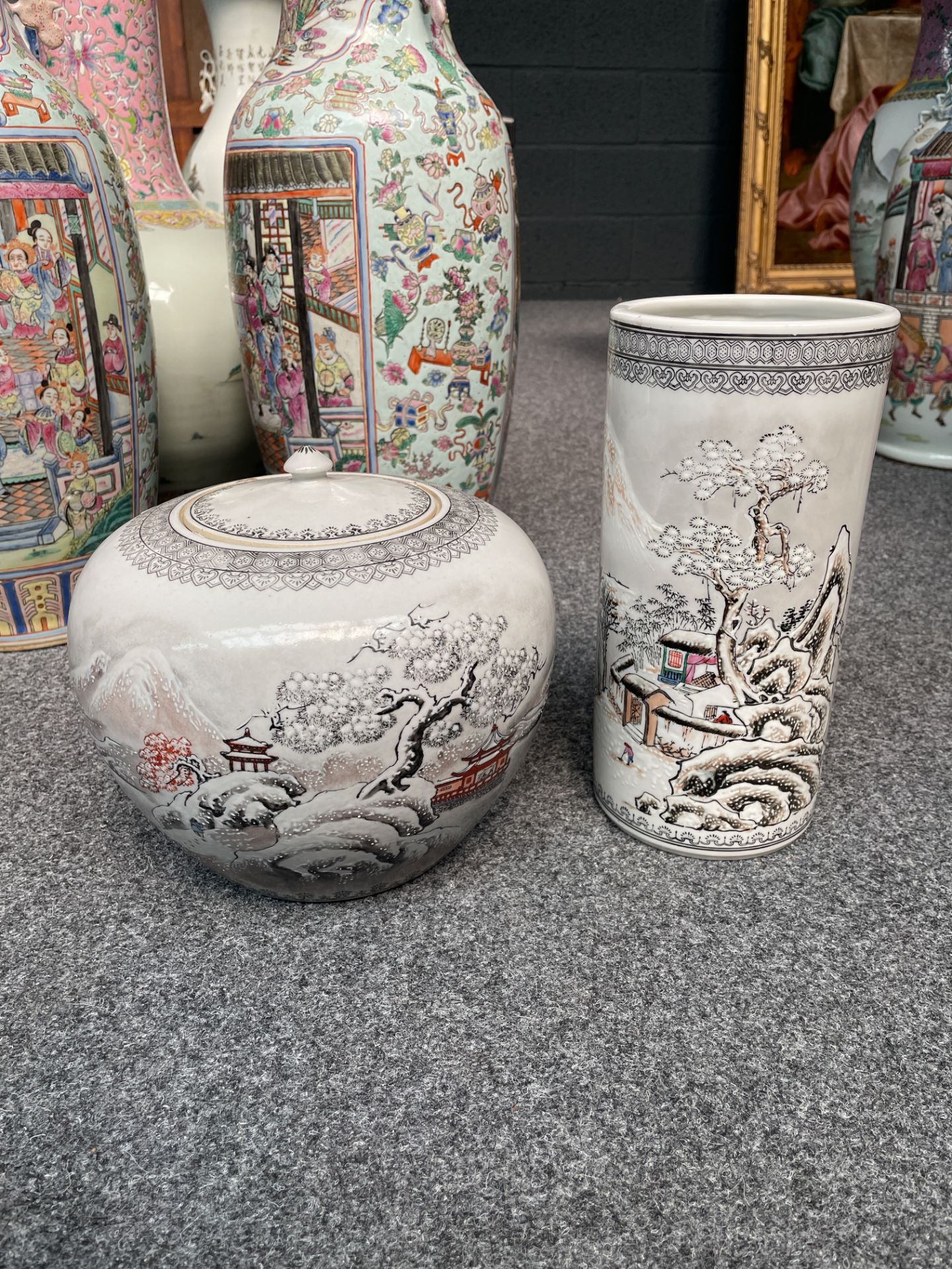 A Chinese Canton grisaille and enamelled 'Winter Landscape' cylindrical vase and ginger jar, 20thC, - Image 10 of 26