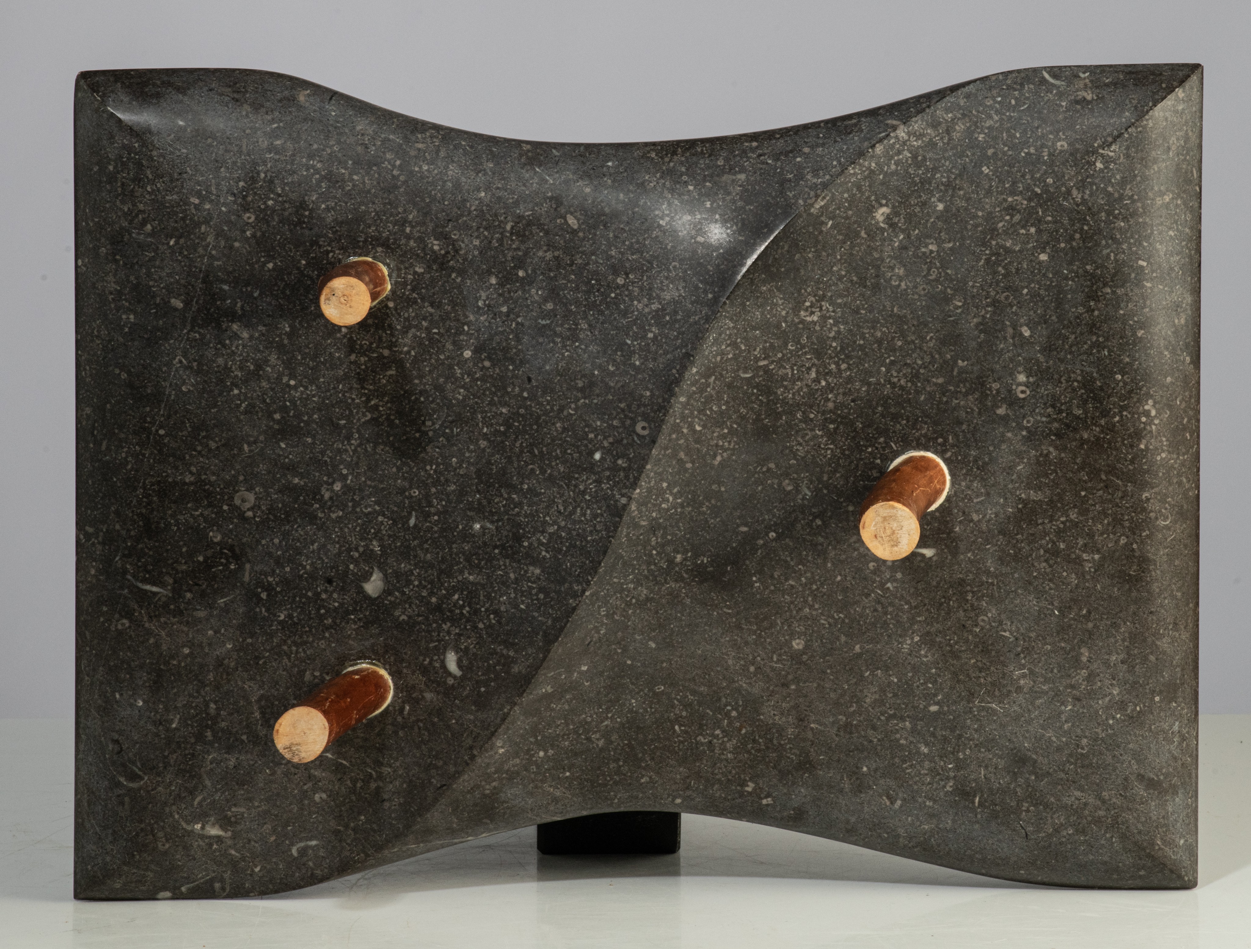 Bo Alisson (1952), untitled sculpture, Belgian blue stone on wooden stands, H 14 - W 40 cm - Image 7 of 7