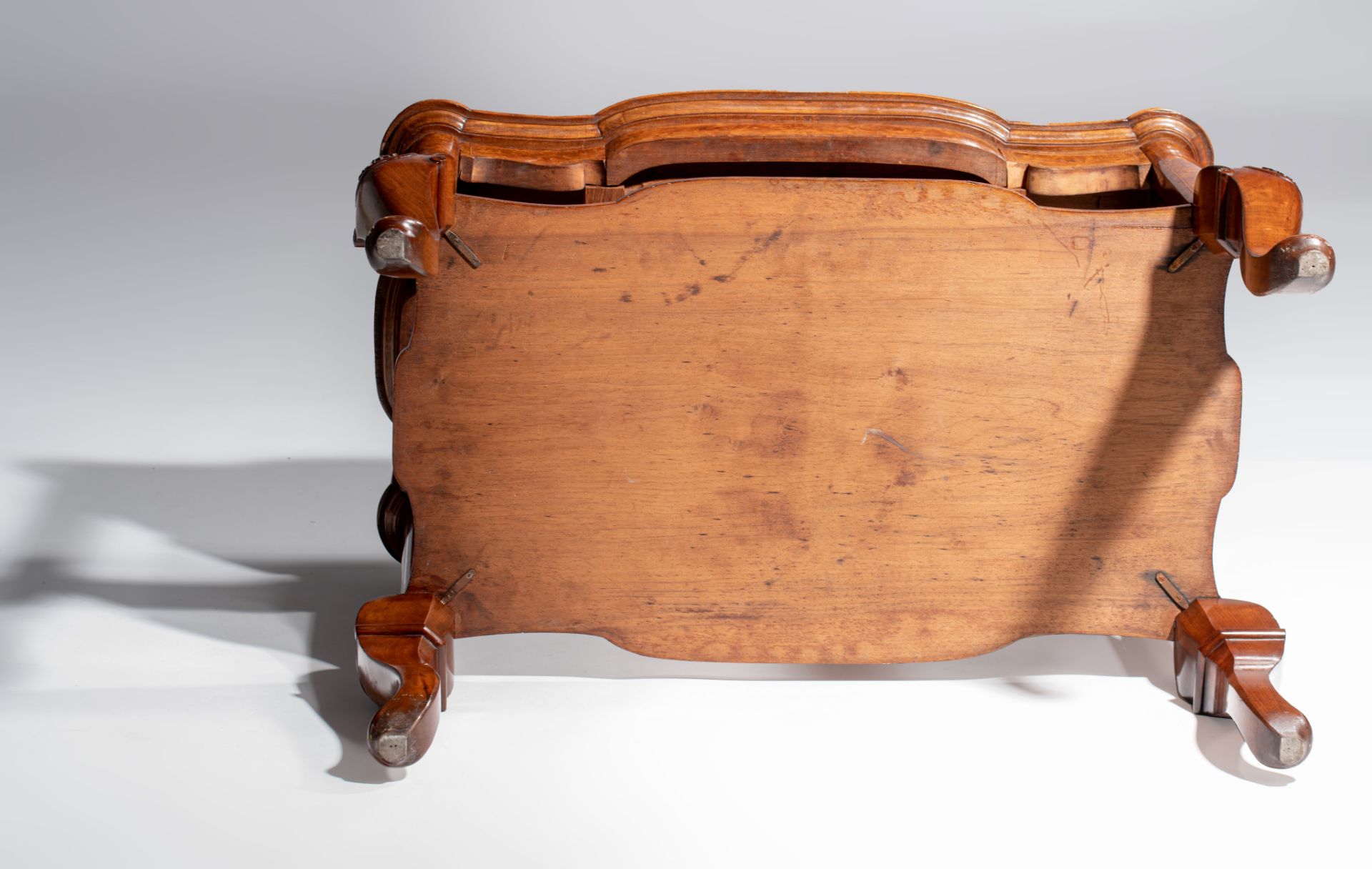 An English side table on baluster feet, burr and walnut veneered, H 70 - W 89 - D 54 cm - Image 9 of 11