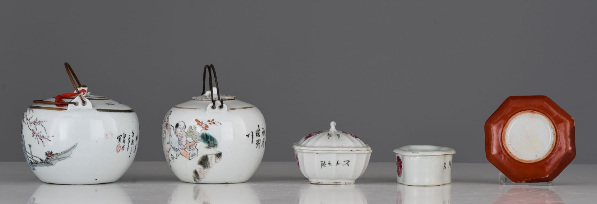 A collection of Chinese Republic period Qianjiangcai and famille rose pots and boxes, 19thC/20thC, T - Image 12 of 18