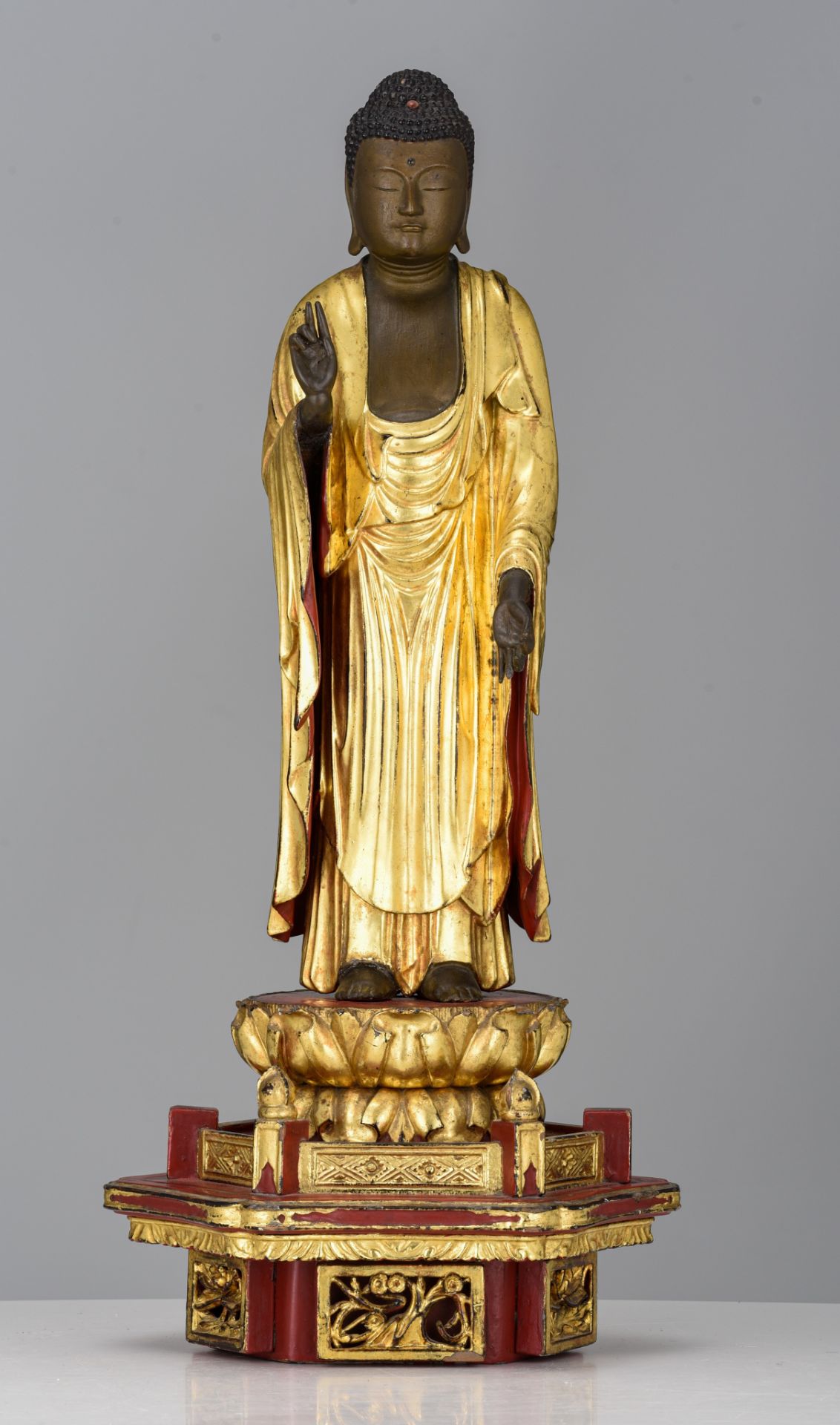 A Japanese gilt and red lacquered standing figure of Amitabha Buddha, on a lotus base, 19thC, Total - Image 2 of 6