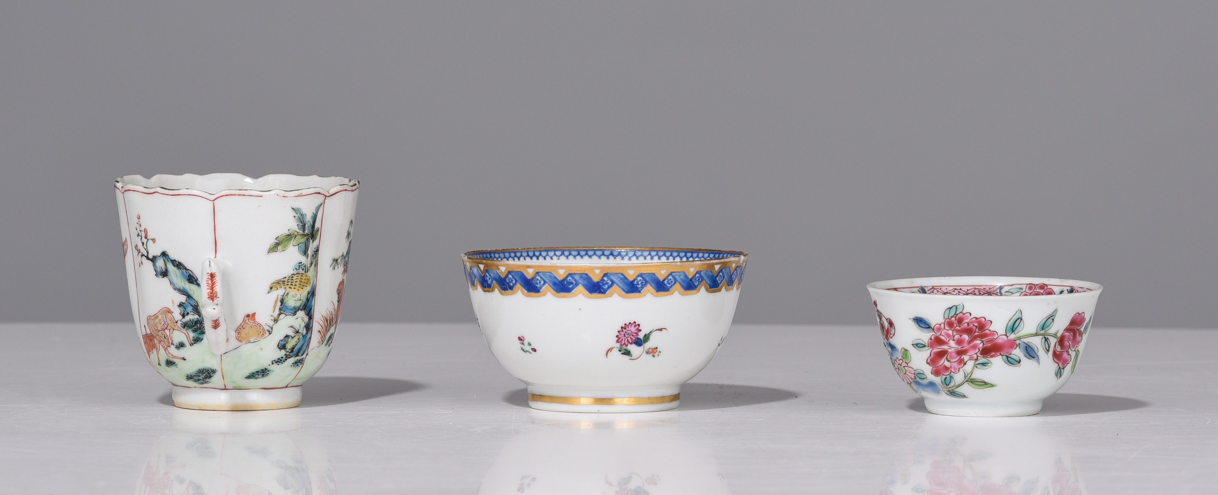 A collection of Chinese famille rose teaware, Yongzheng/Qianlong, Tallest H 15 - W 22,5 cm (8) - Bild 7 aus 11