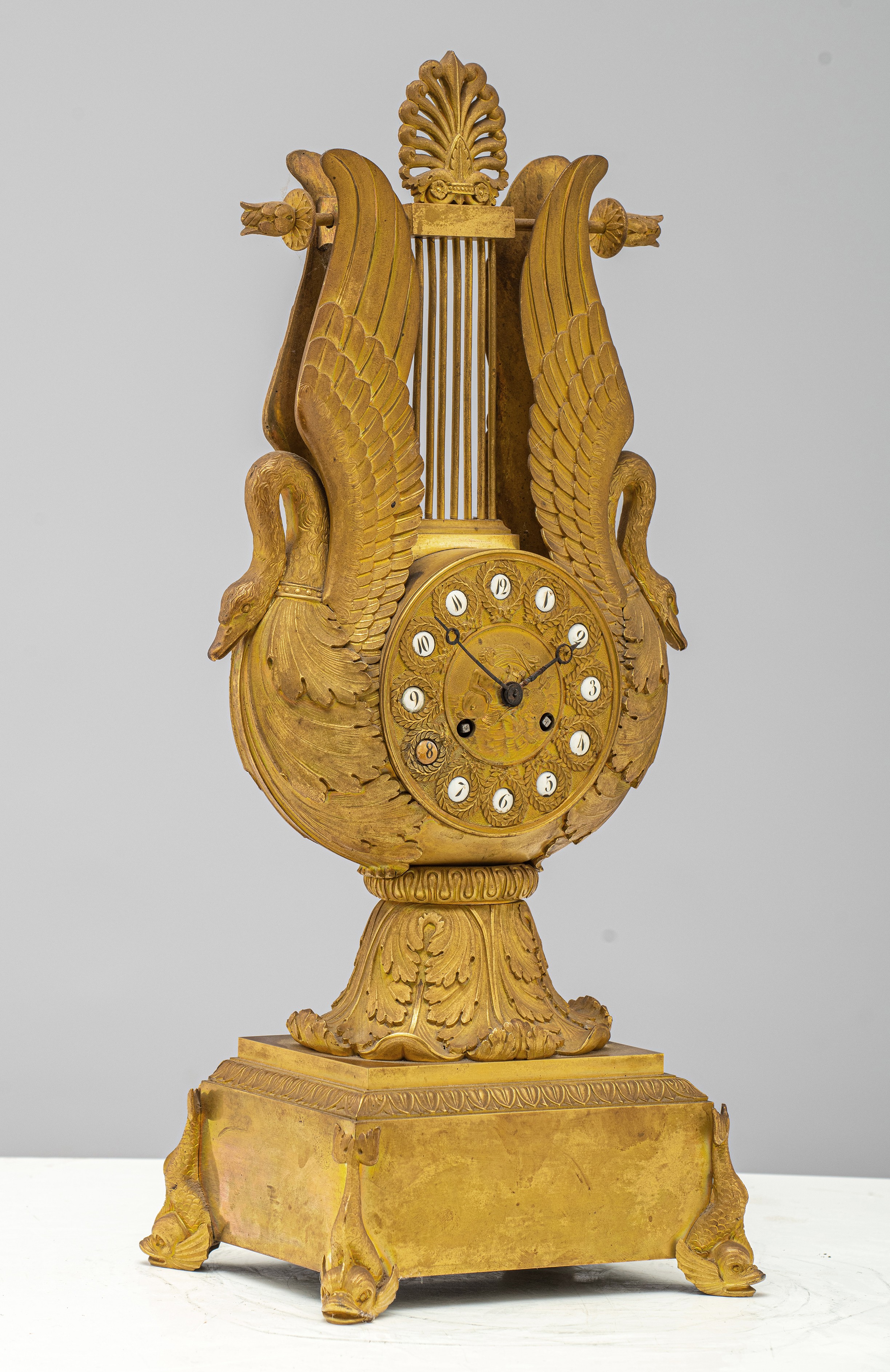 A gilt bronze lyre-shaped Restauration mantle clock, decorated with swans and dolphins, ca. 1815-183 - Image 2 of 19