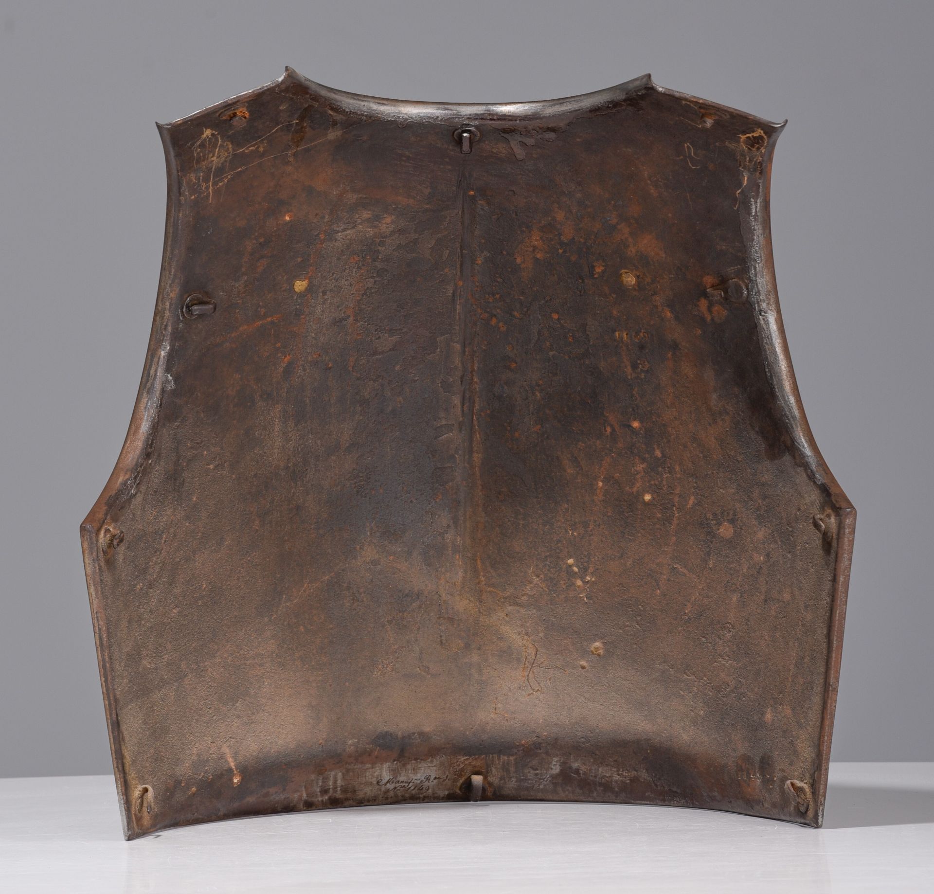 A French cuirassier breastplate and helmet, Manufacture Royale d'Armes de Klingenthal, 19thC, H 88 c - Image 8 of 11