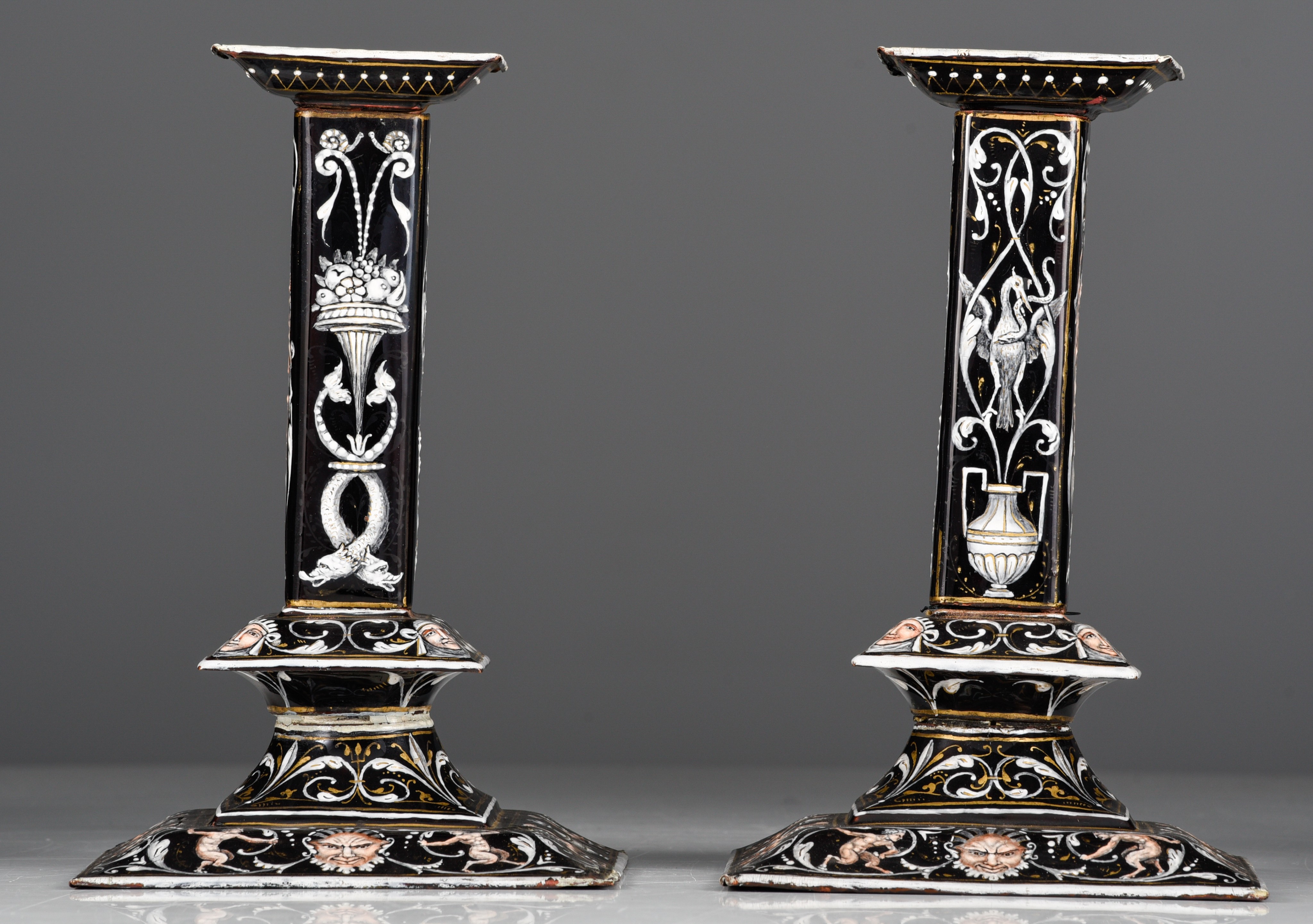 A pair of 17thC Limoges enamel candlesticks, H 23 cm (+) - Bild 5 aus 7