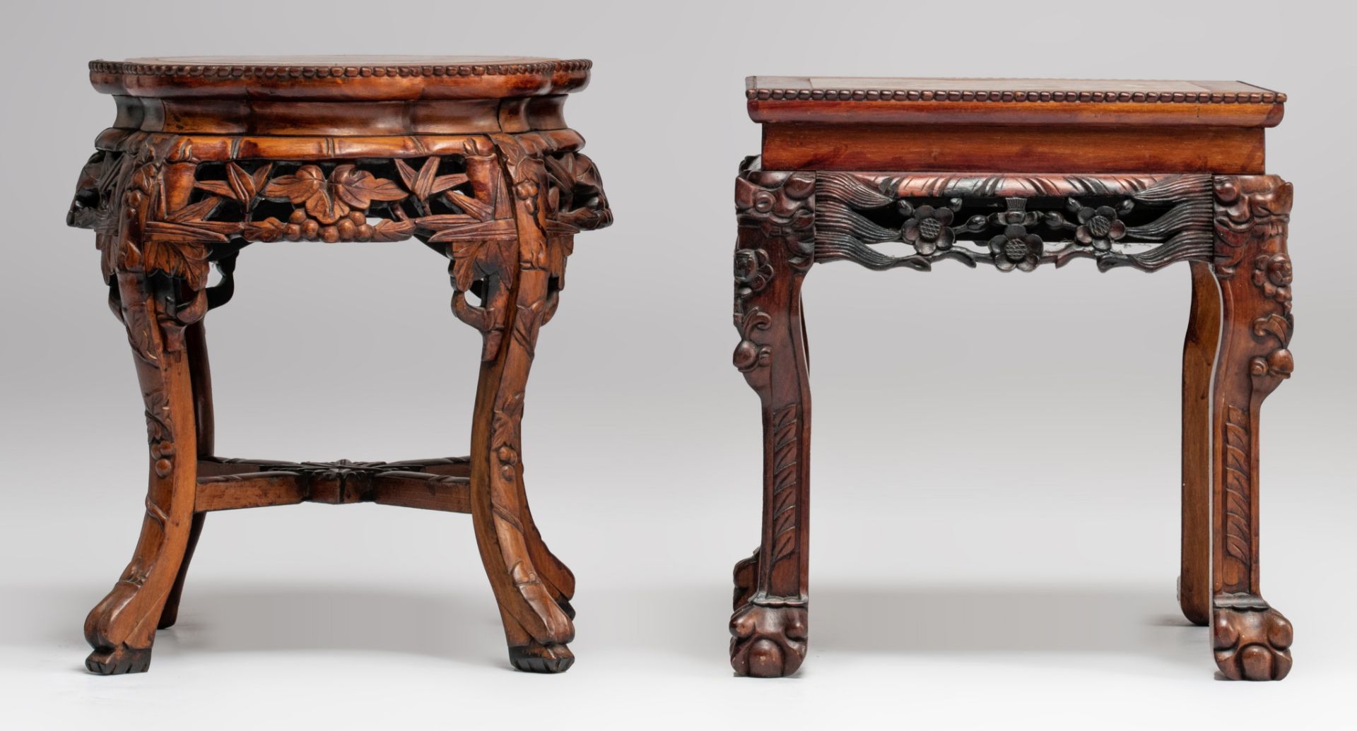 Two Chinese carved hardwood bases, each with a marble top, H 45,5 - 47,5 cm - Image 4 of 7