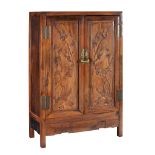 A fine Chinese rosewood two-doors cabinet, late Qing, H 159,5 x W 106 cm - D 45,5 cm