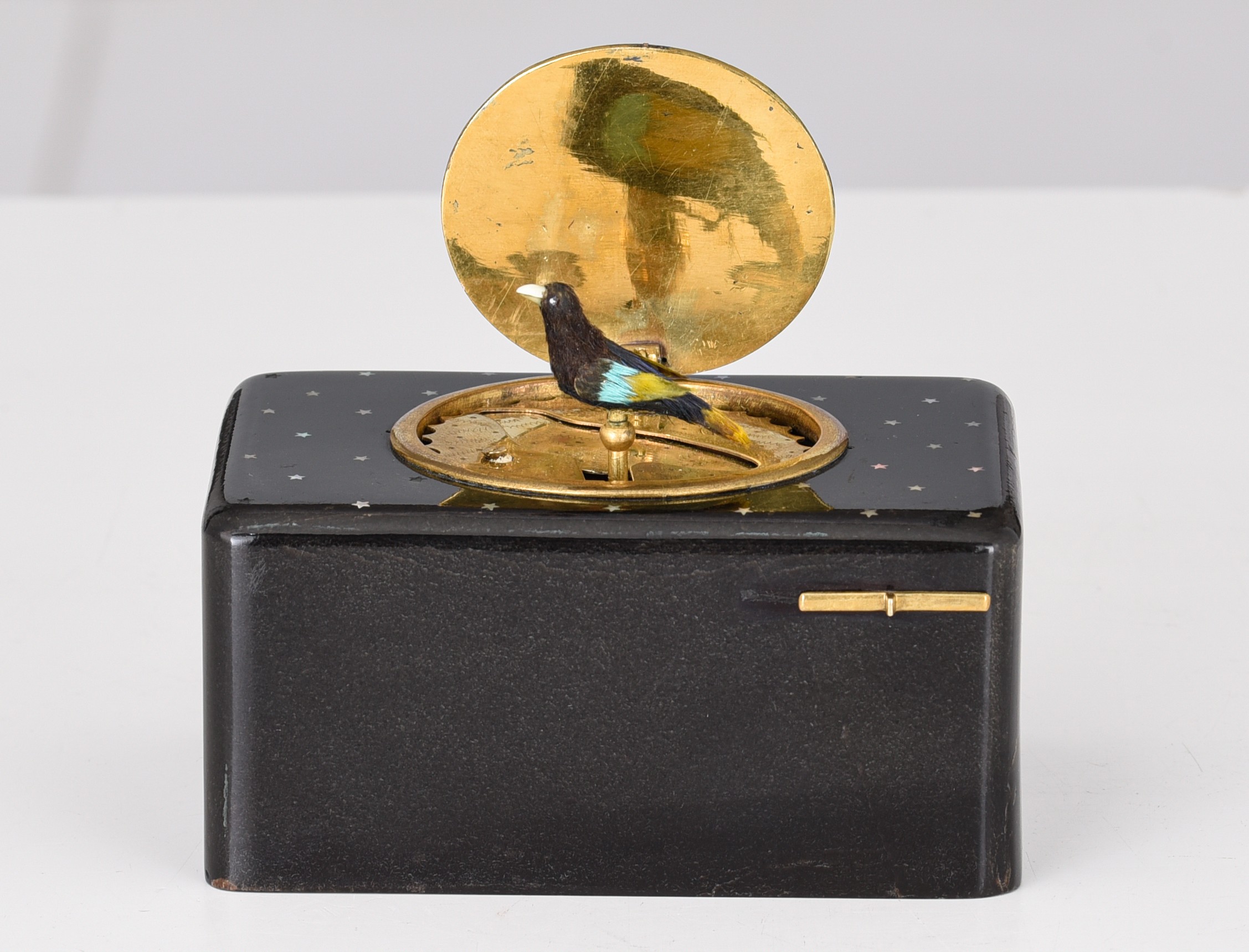 An early singing bird box with black lacquer and mother-of-pearl star decoration, H 5,5 - W 11 cm - Image 10 of 13