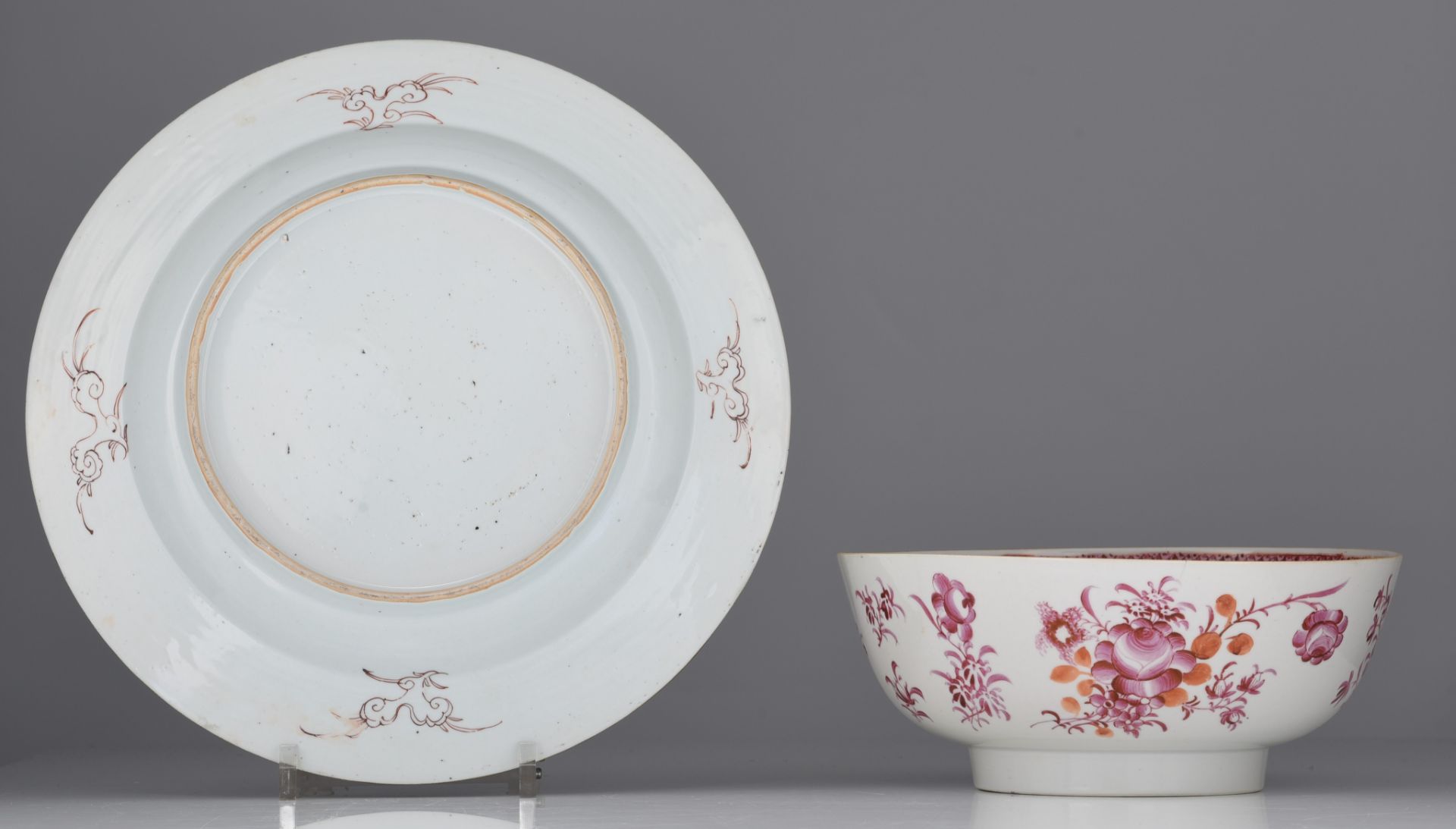 A Chinese famille rose charger and a punch bowl in puce, 18thC, dia. plate 38,7 cm - Image 3 of 7