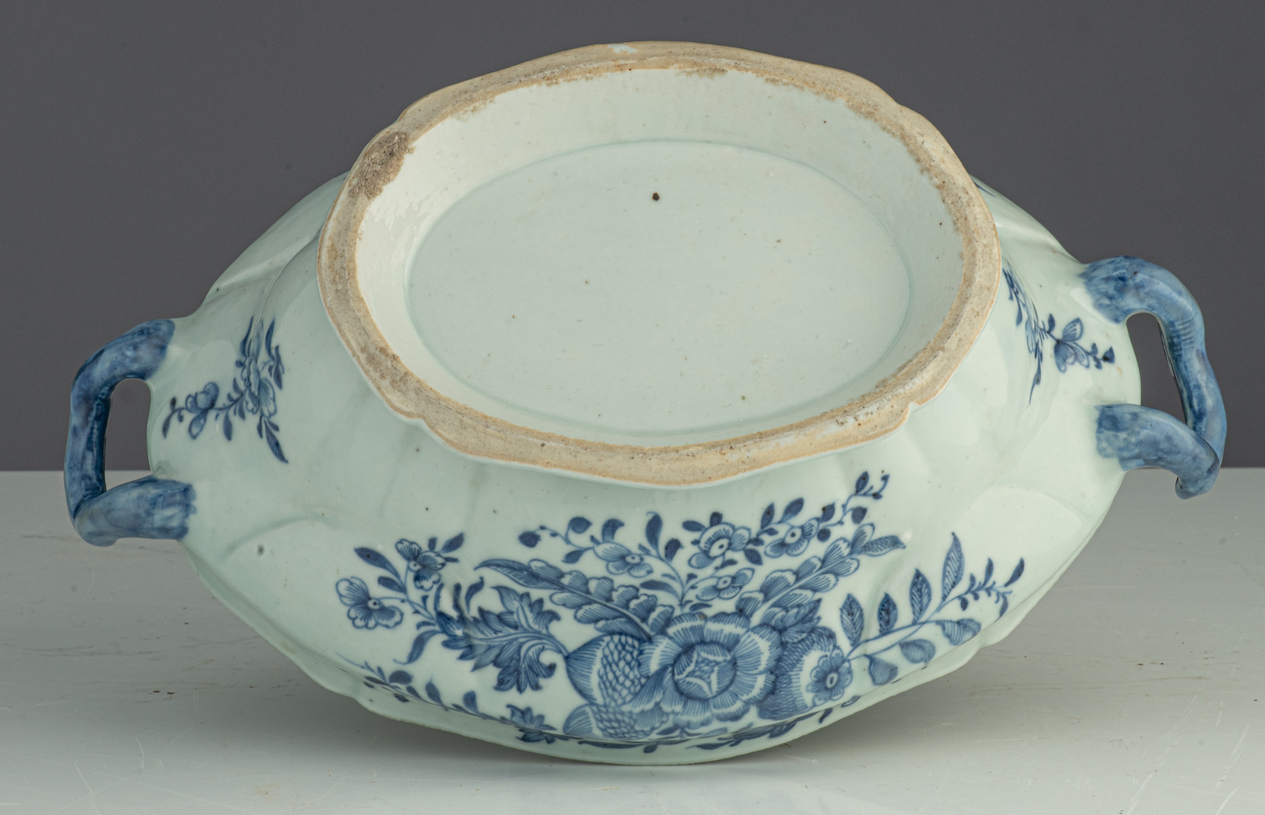 A Chinese blue and white export tureen and a matching plate, Qianlong period, H 19 - W 29,5 cm - add - Image 11 of 14