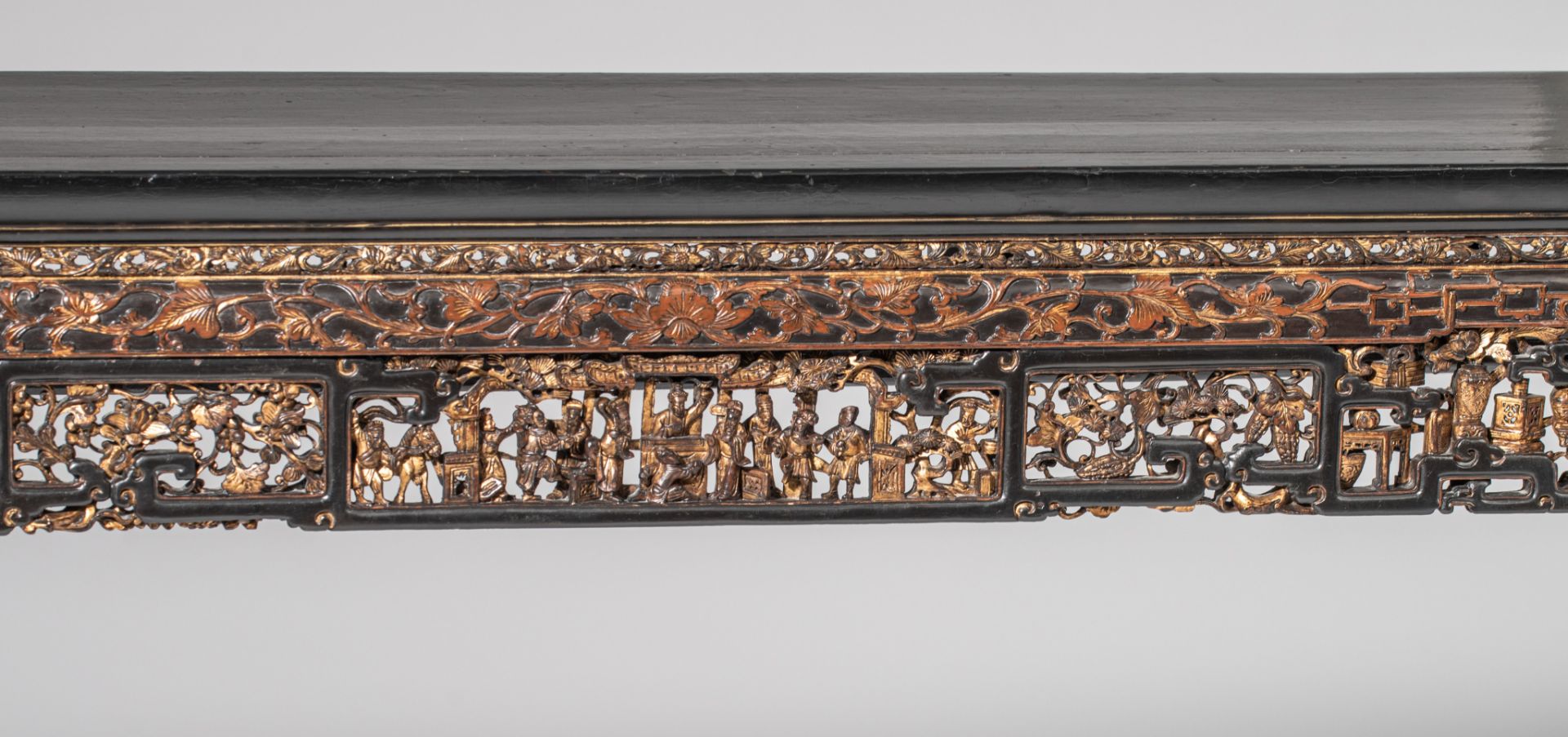 A Chinese gilt and lacquered carved side table, late Qing/Republic period, H 107 - L 187 - D 40 cm - Image 9 of 10