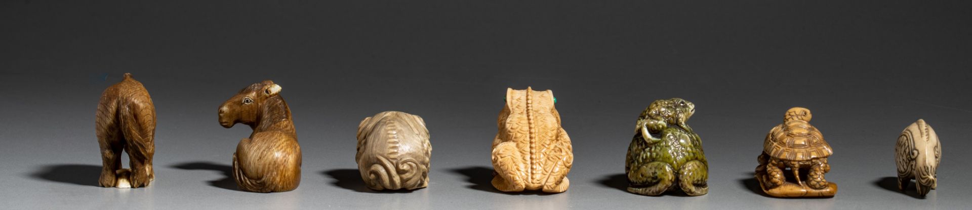 Six Japanese ivory netsuke and one ditto okimono (+) - Bild 3 aus 11