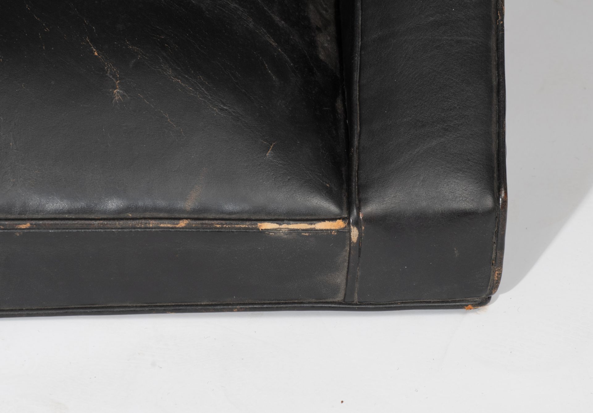 A Verraneman armchair, black leather on a black lacquered wooden frame, 1957, H 76 - W 72 cm - Image 11 of 11