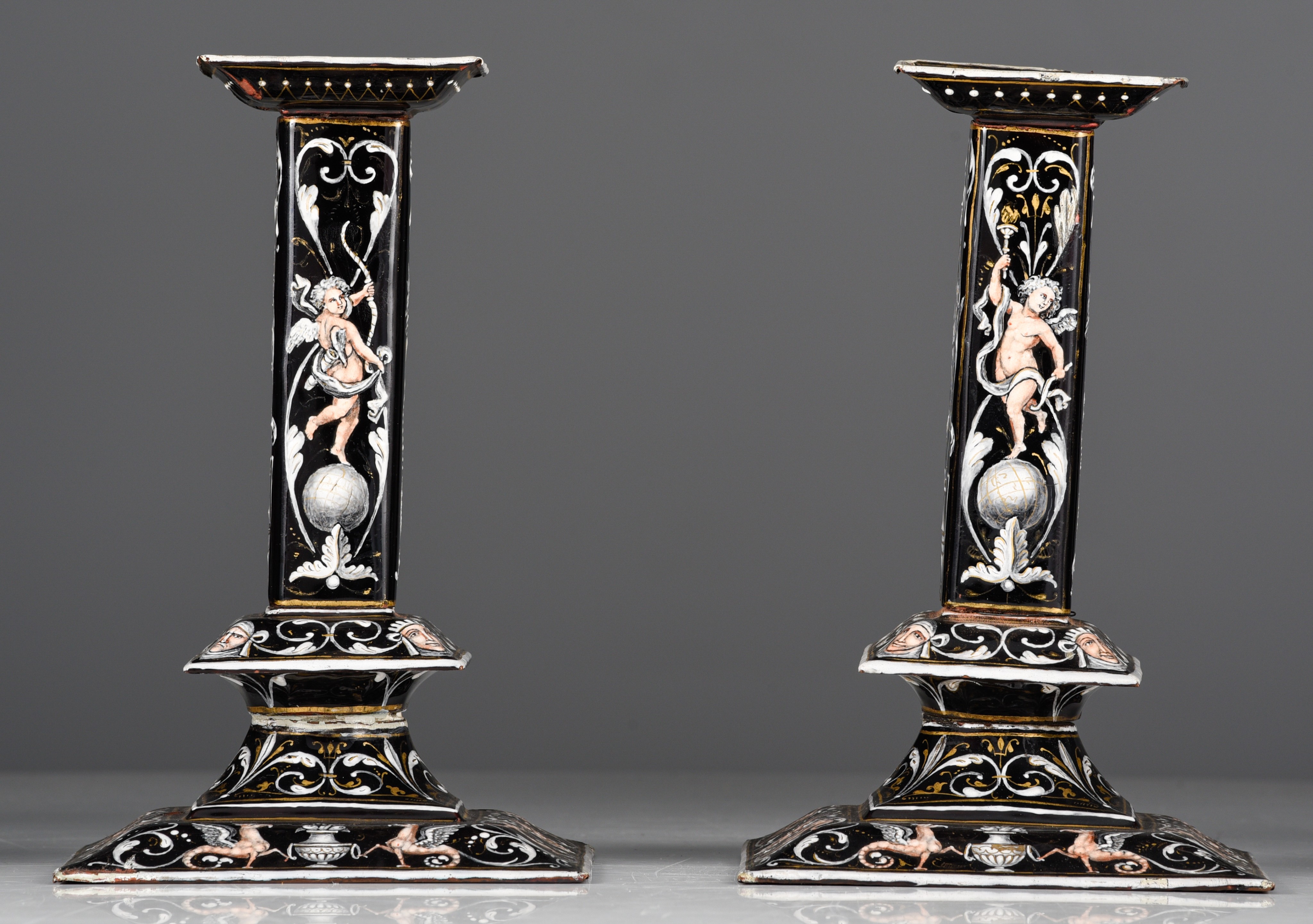 A pair of 17thC Limoges enamel candlesticks, H 23 cm (+) - Bild 2 aus 7