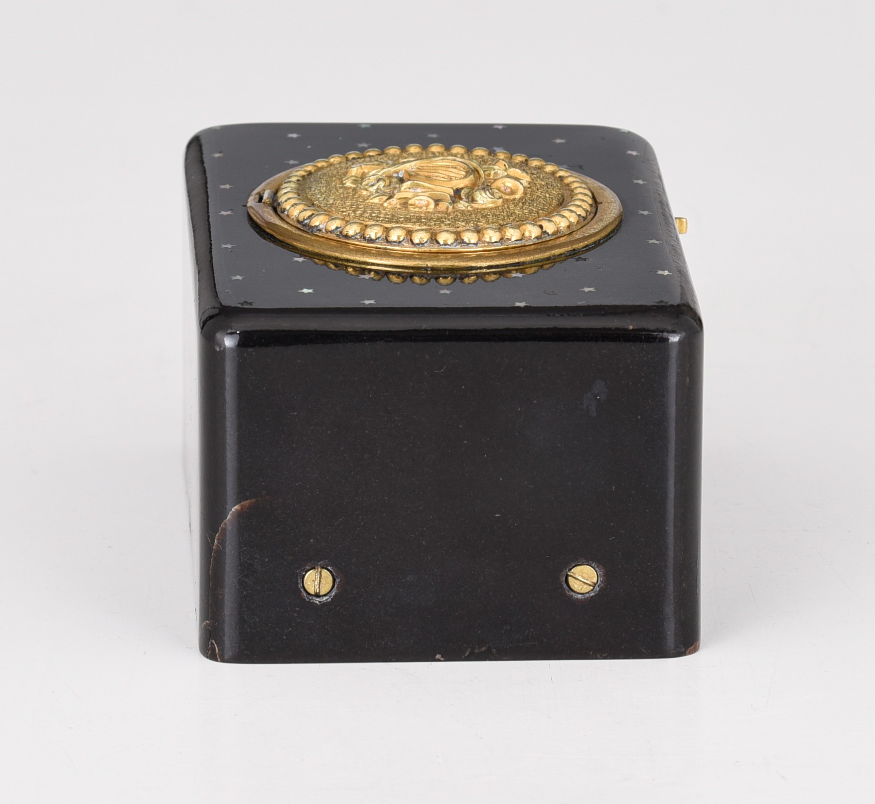 An early singing bird box with black lacquer and mother-of-pearl star decoration, H 5,5 - W 11 cm - Image 7 of 13