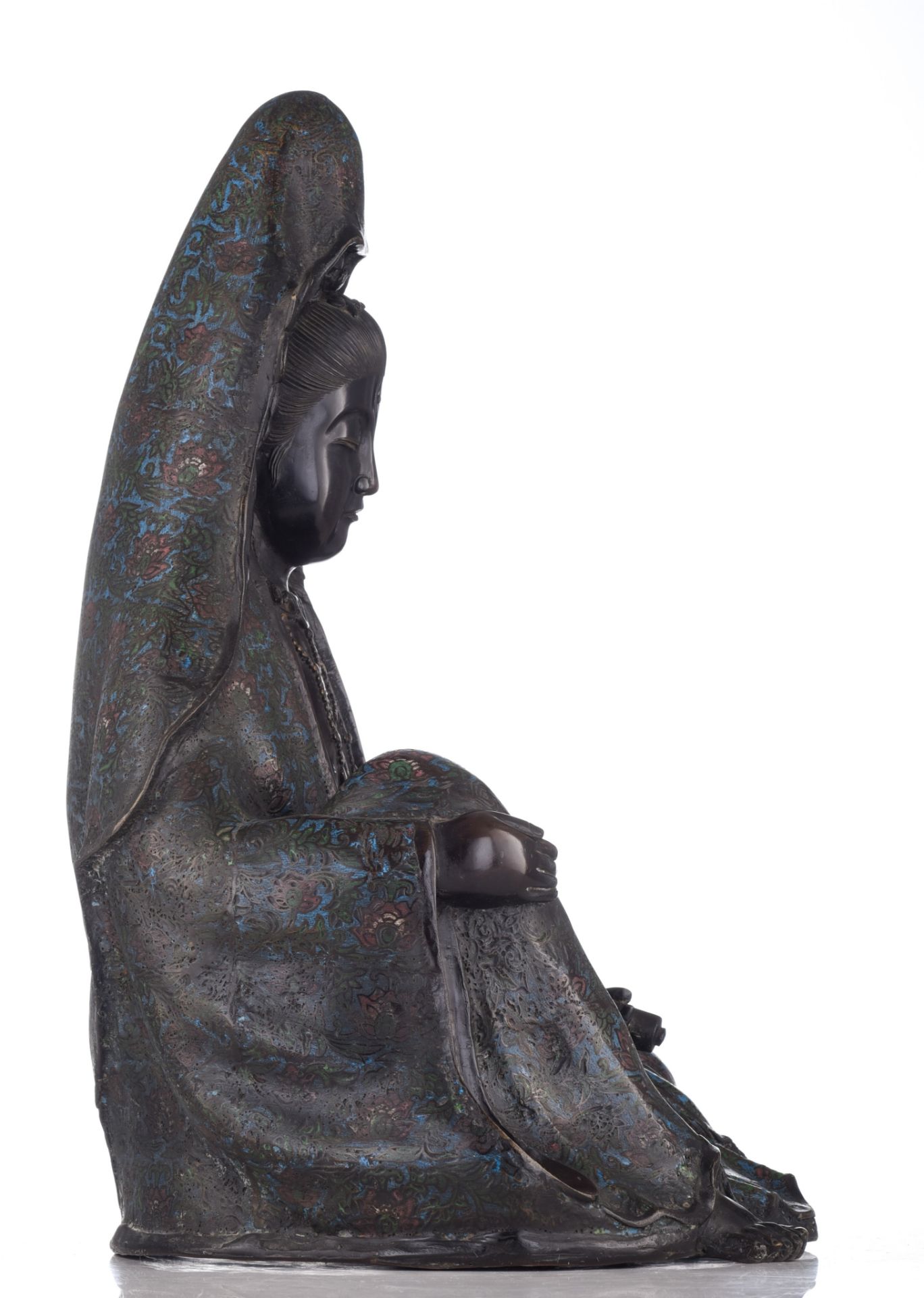 A Japanese champleve bronze seated Kannon, Meiji period, W 43 - H 55 cm - Bild 4 aus 12