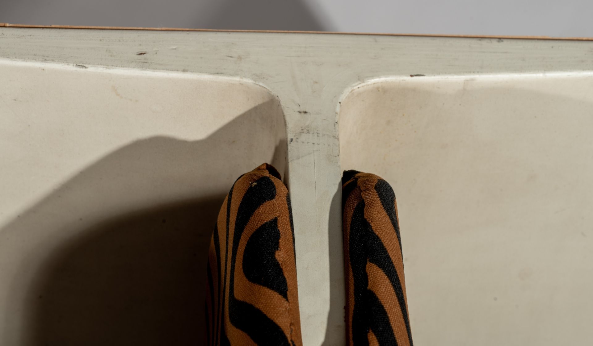 A rare Ribbon chair and ottoman by Pierre Paulin for Artifort, upholstered in 'Tiger' fabric by Jack - Image 17 of 20