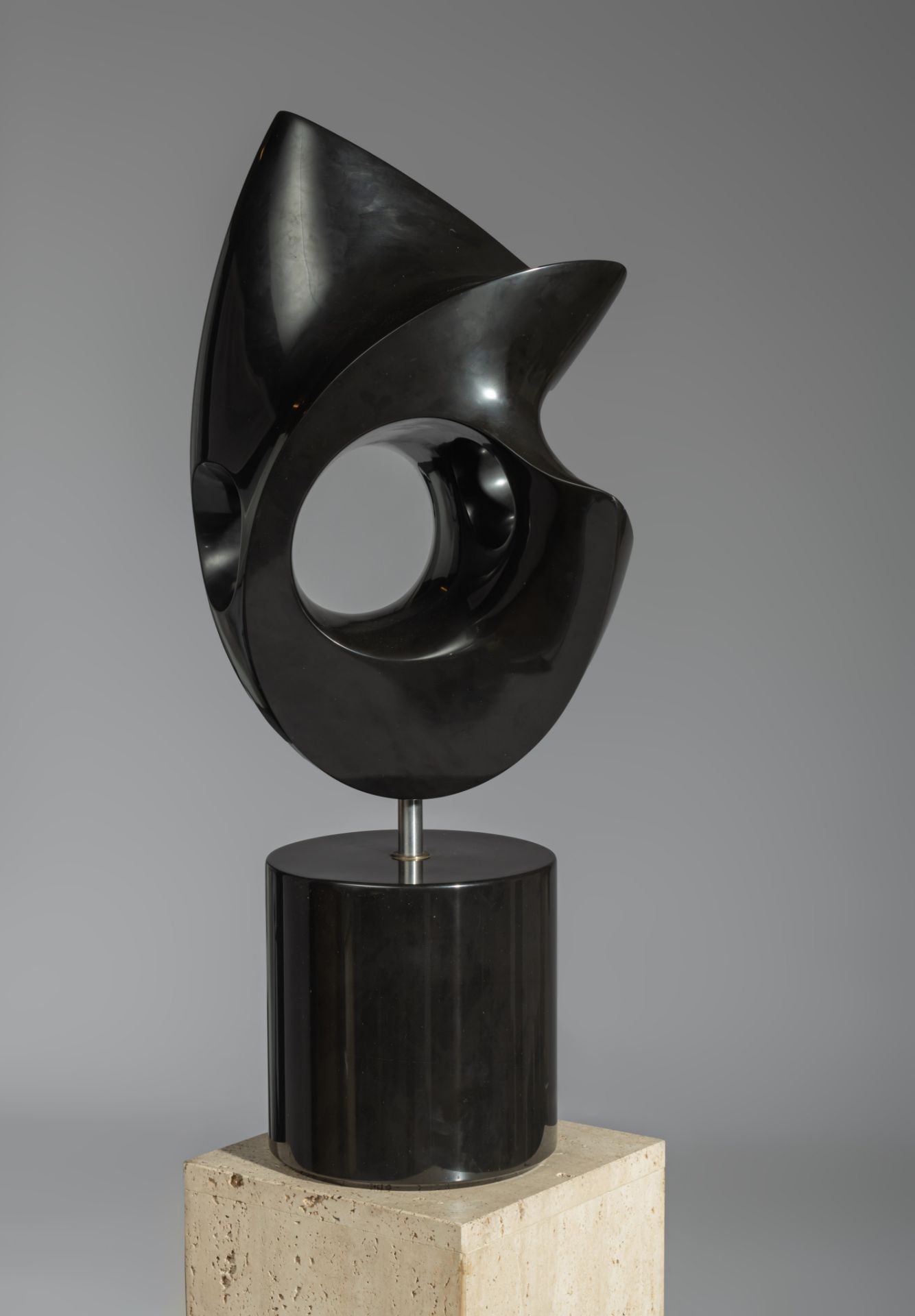 Jeanine Behaeghel (1940-1993), abstract sculpture, 1988, noir Belge marble on a travertine pedestal, - Image 3 of 18