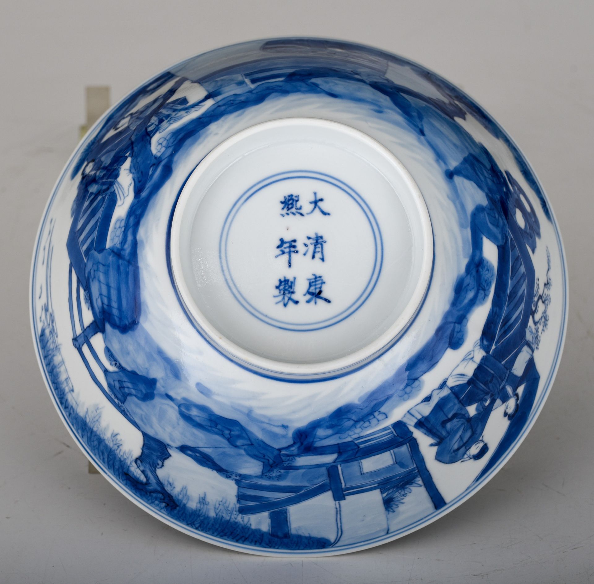 A Chinese blue and white figural bowl, Kangxi mark and of the period, H 7,5 - dia. 16 cm - Image 7 of 7