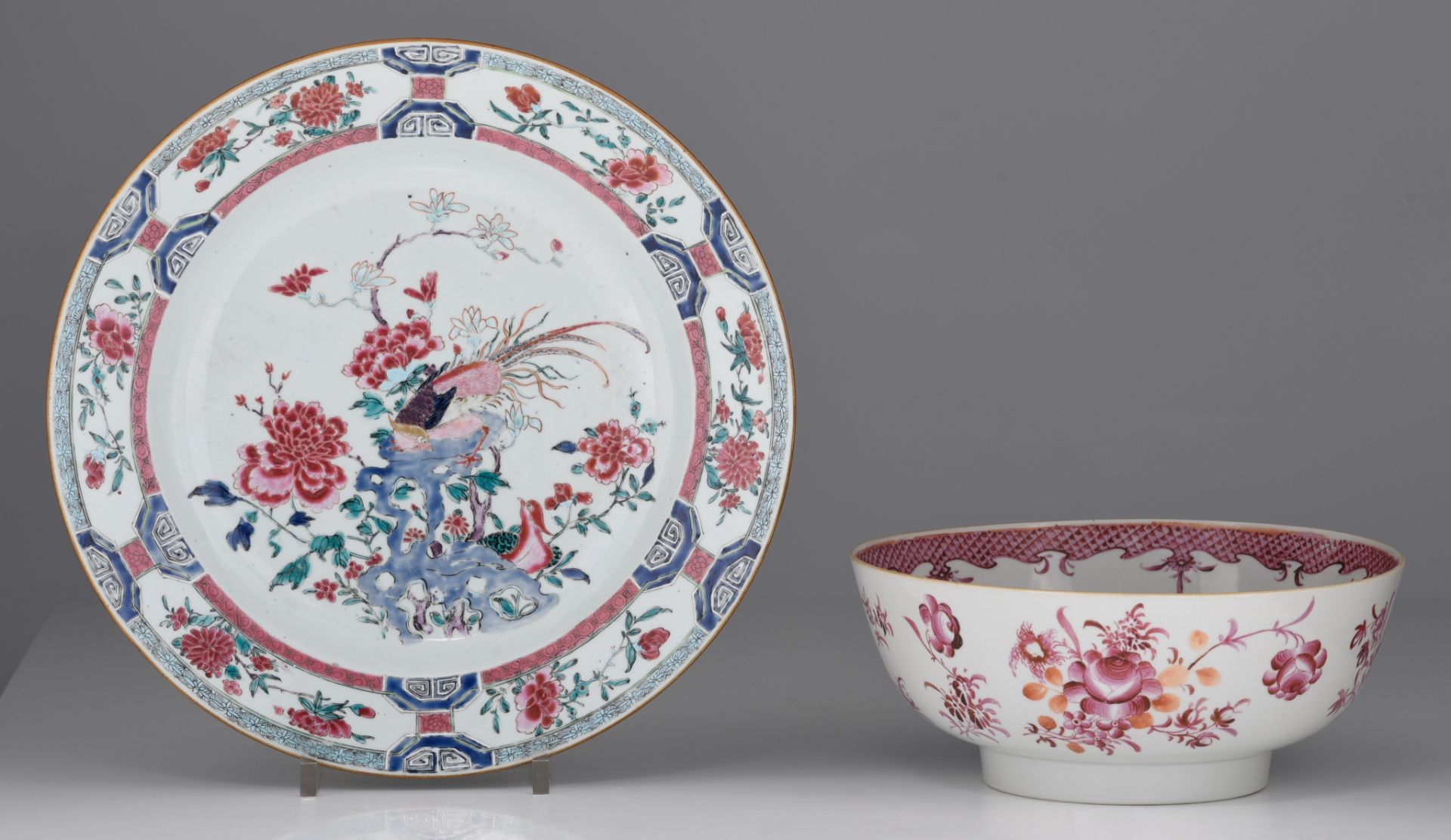 A Chinese famille rose charger and a punch bowl in puce, 18thC, dia. plate 38,7 cm - Image 2 of 7