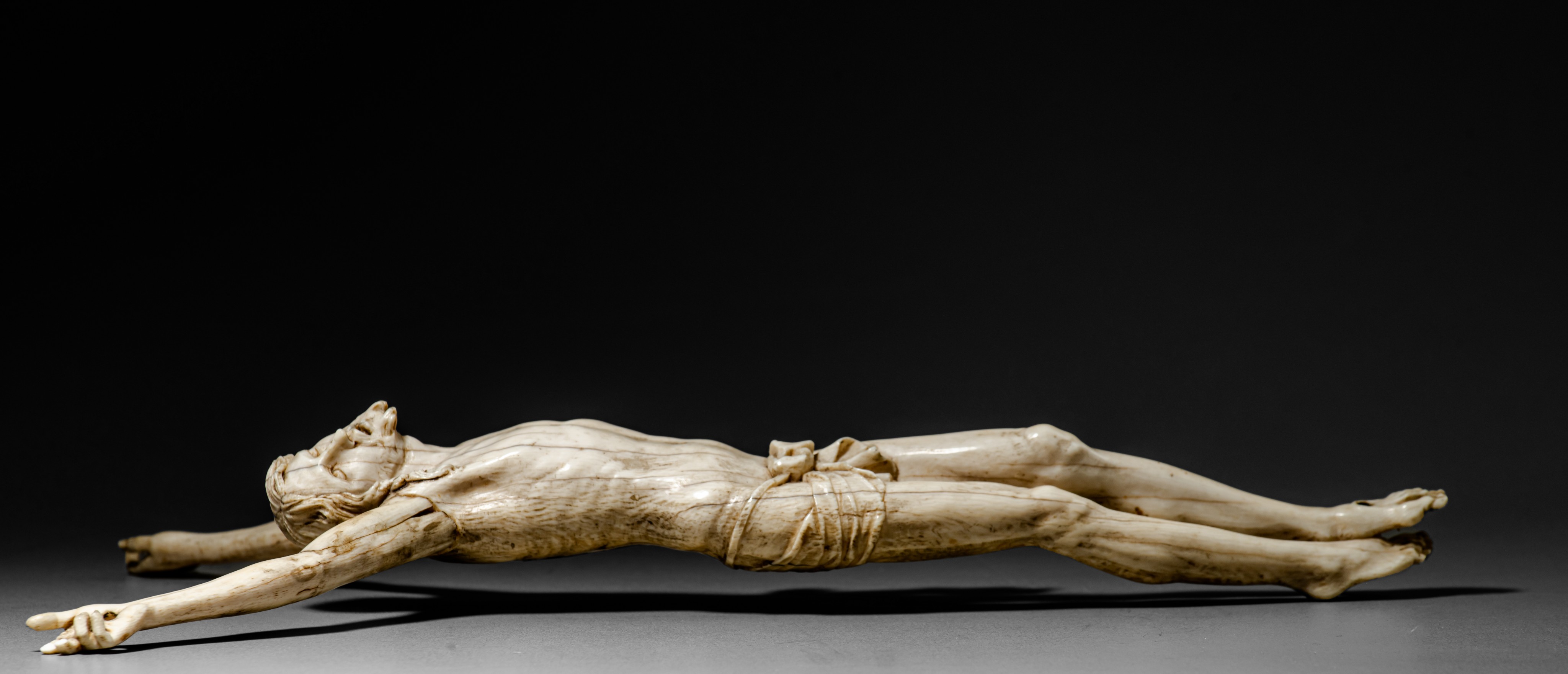 A finely carved ivory Corpus Christi, the Southern Netherlands, 17th/18thC, H 26,7 cm, 197 g (+) - Image 3 of 25