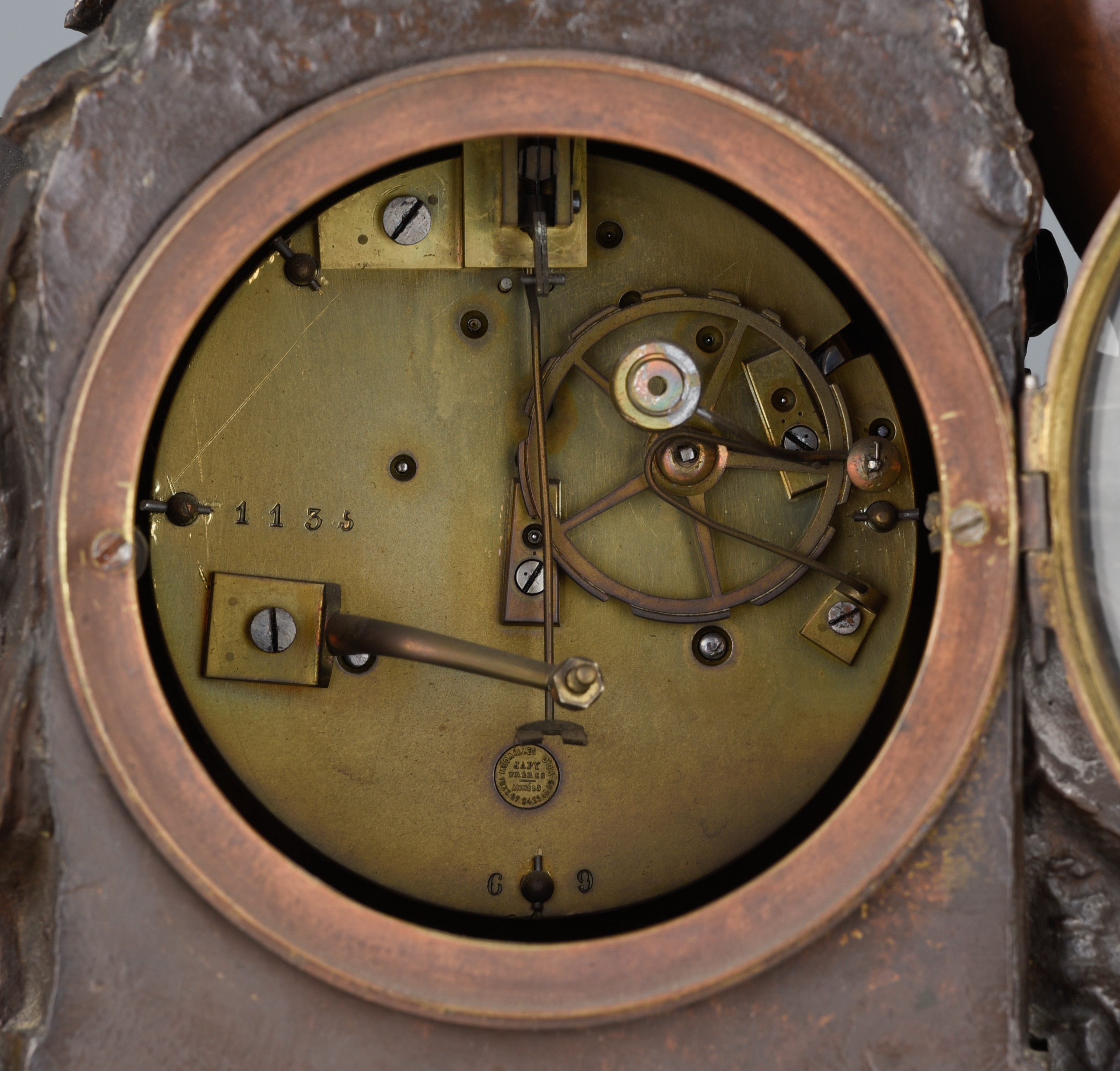 A marble and bronze mantle clock, the dial signed 'Wilgot, a Bruxelles', late 1900, H 39 - W 65 cm - Image 7 of 7