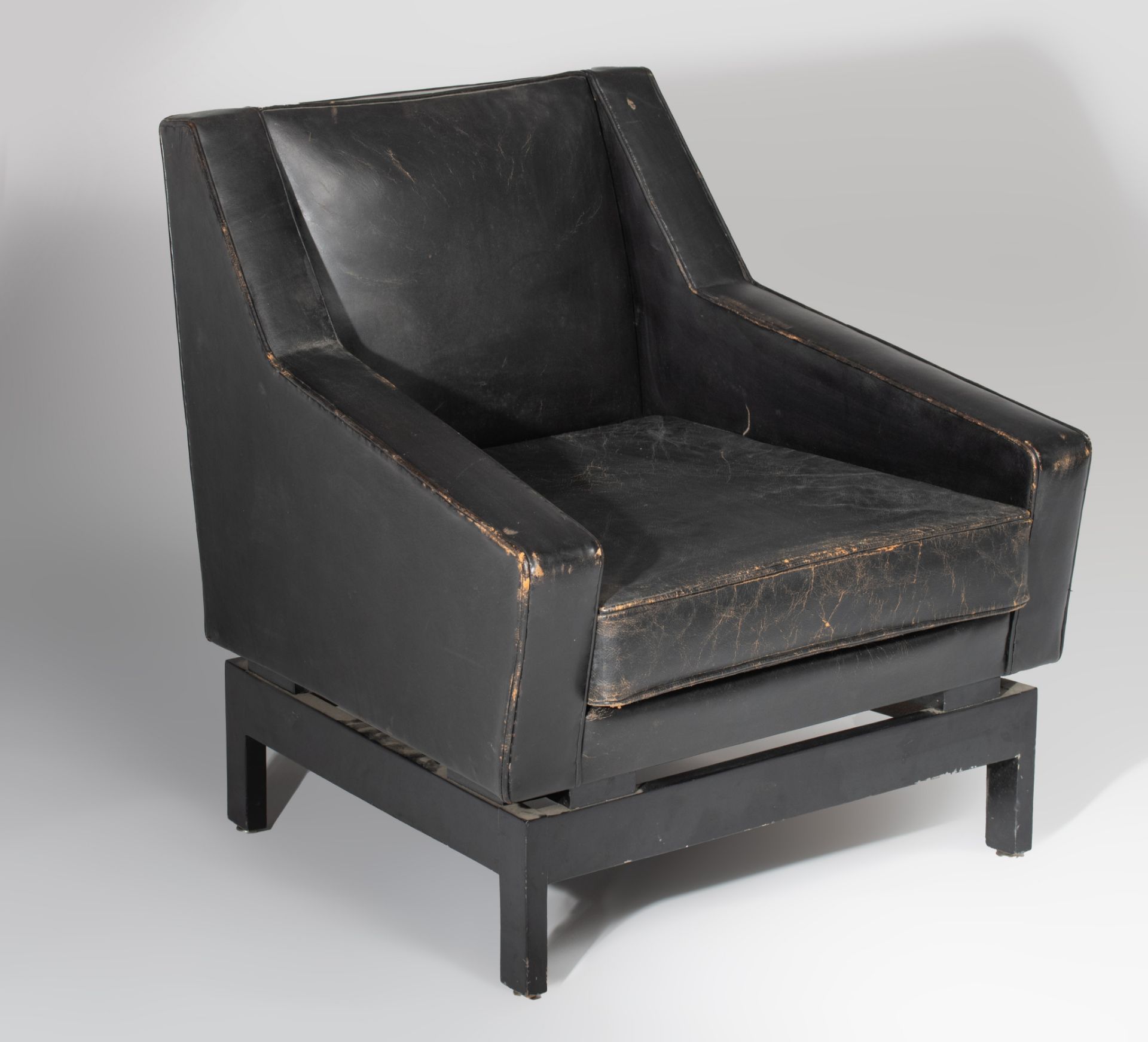 A Verraneman armchair, black leather on a black lacquered wooden frame, 1957, H 76 - W 72 cm - Image 3 of 11