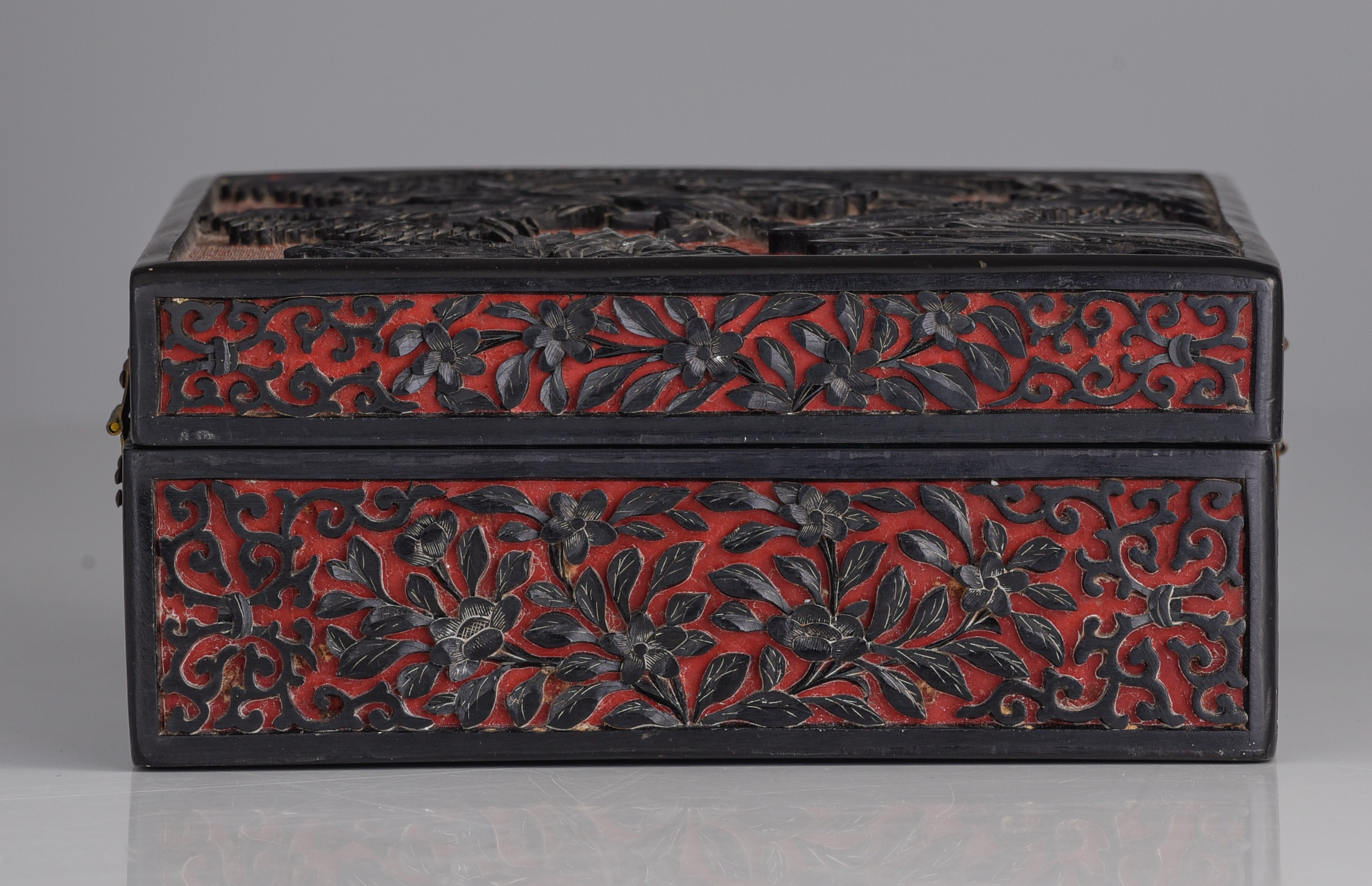 A Chinese carved lacquered jewellery box, late Qing/Republic period, H 9 - 28 x 20 cm - Image 5 of 9