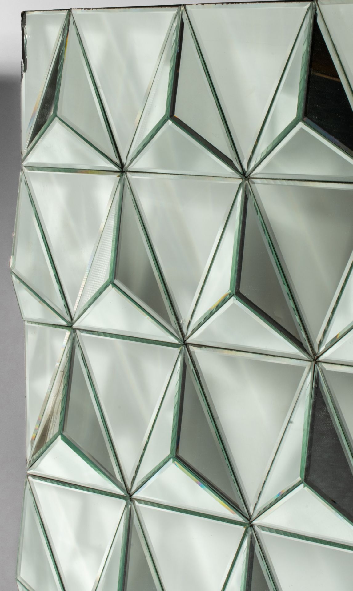 Two design wall mirrors with geometric diamond pattern, 96,5 x 151 - 100 x 157 cm - Image 8 of 8