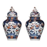 A pair of Japanese Imari covered vases, Edo period, H 38,5 cm