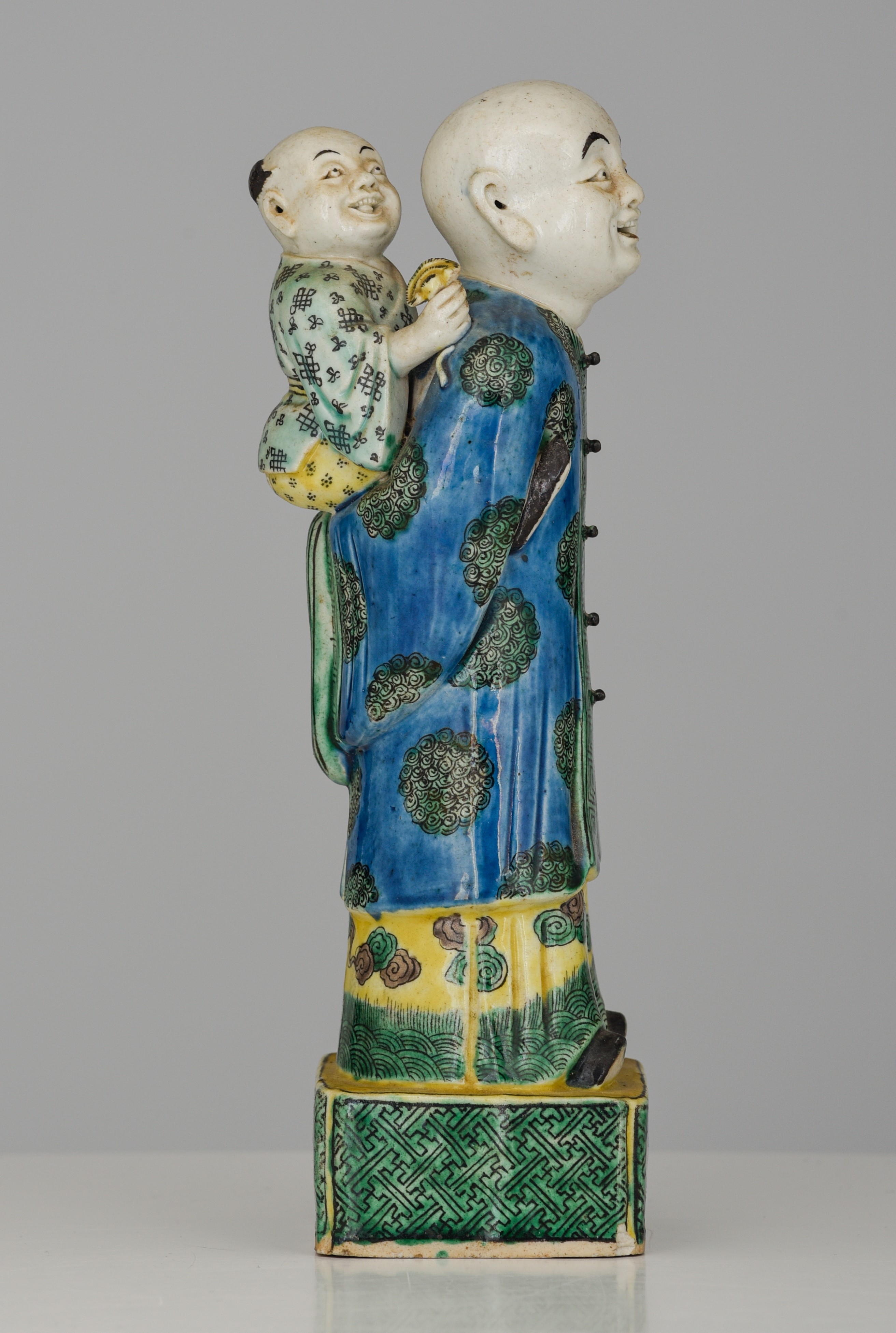 A Chinese famille verte biscuit figure of a man and boy, Republic period, H 22 cm - Image 6 of 10