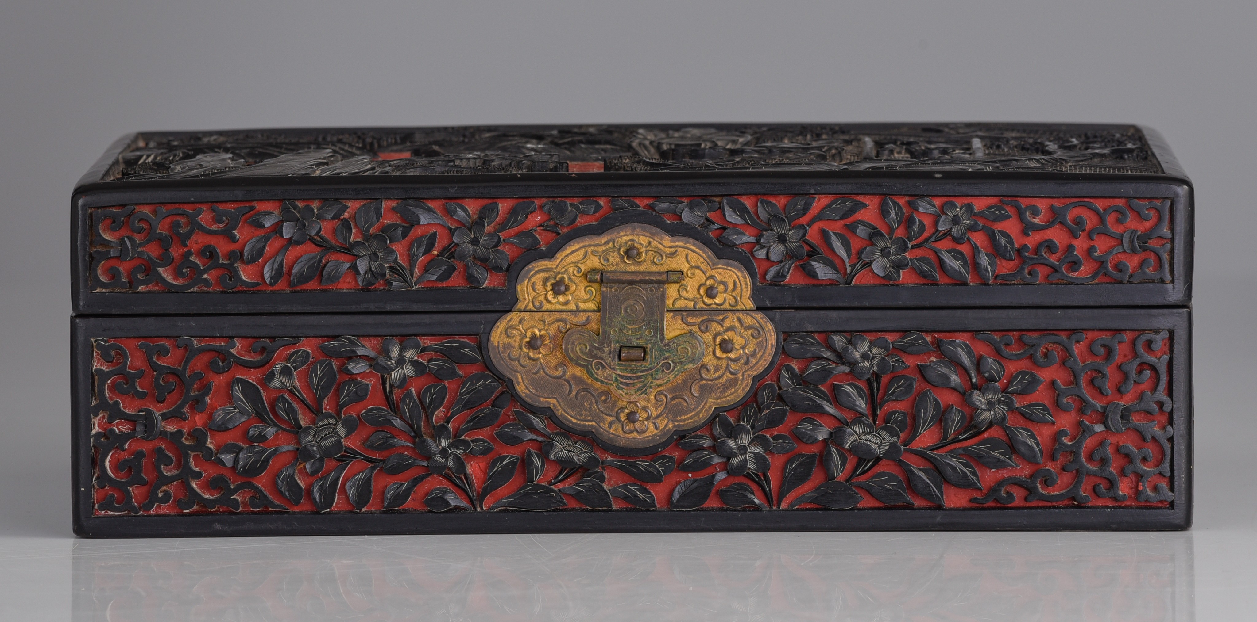 A Chinese carved lacquered jewellery box, late Qing/Republic period, H 9 - 28 x 20 cm - Image 2 of 9