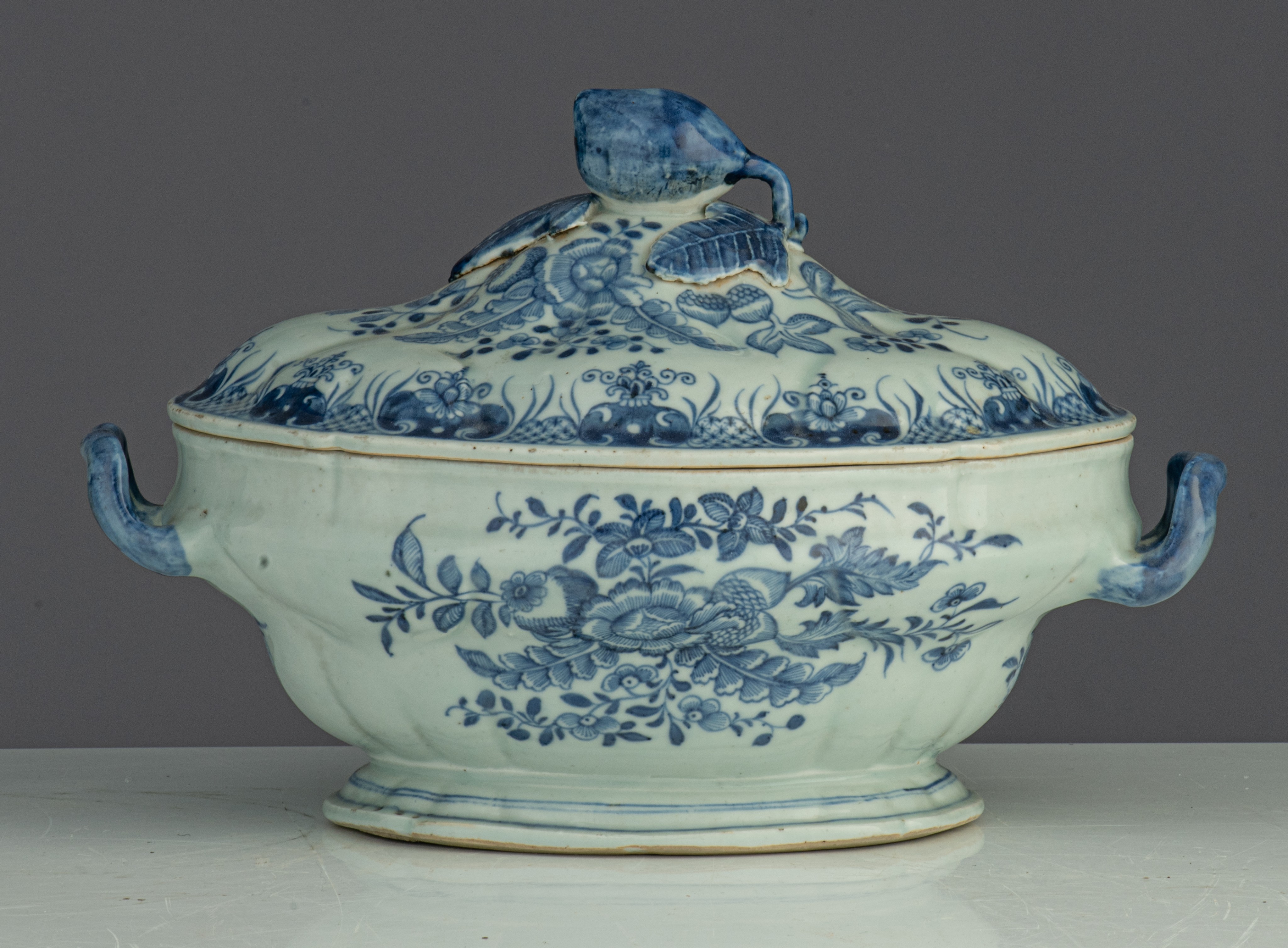 A Chinese blue and white export tureen and a matching plate, Qianlong period, H 19 - W 29,5 cm - add - Image 8 of 14