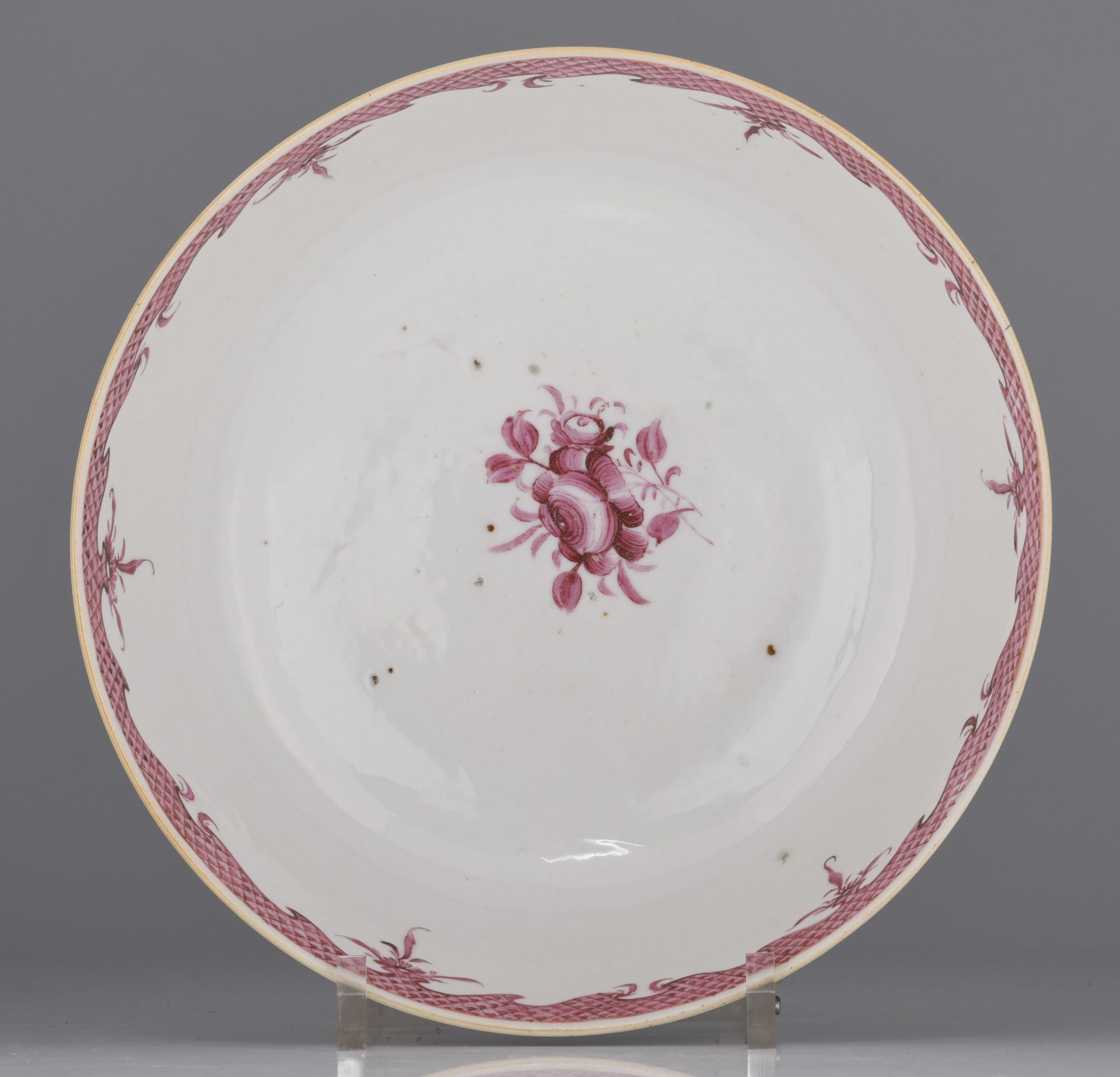 A Chinese famille rose charger and a punch bowl in puce, 18thC, dia. plate 38,7 cm - Image 6 of 7