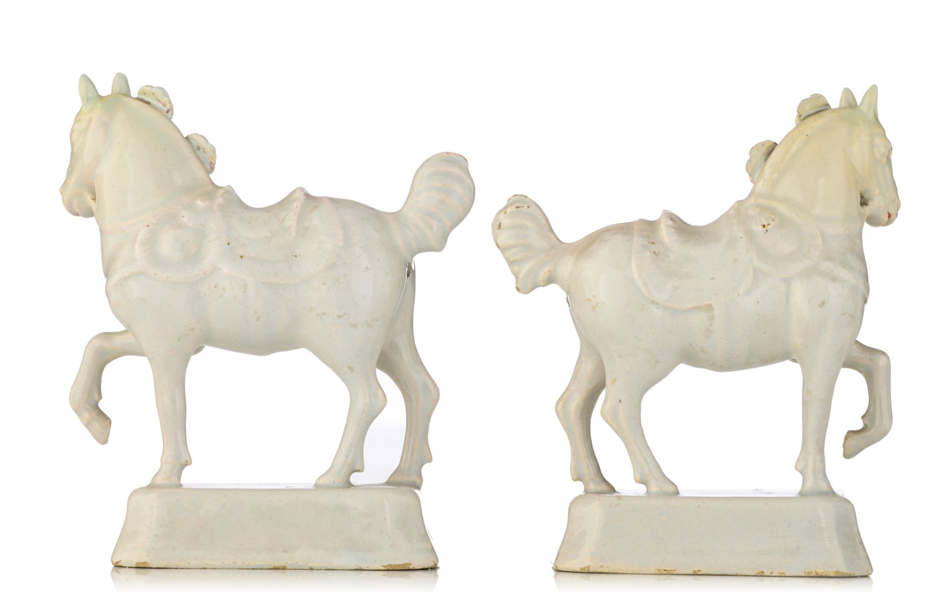 A pair of Dutch Delft white-glazed figures of circus horses, 18thC, H 14 cm - Image 4 of 9