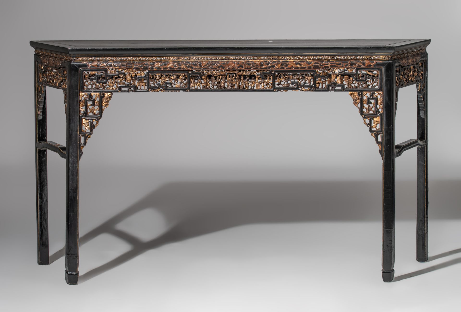 A Chinese gilt and lacquered carved side table, late Qing/Republic period, H 107 - L 187 - D 40 cm - Image 3 of 10