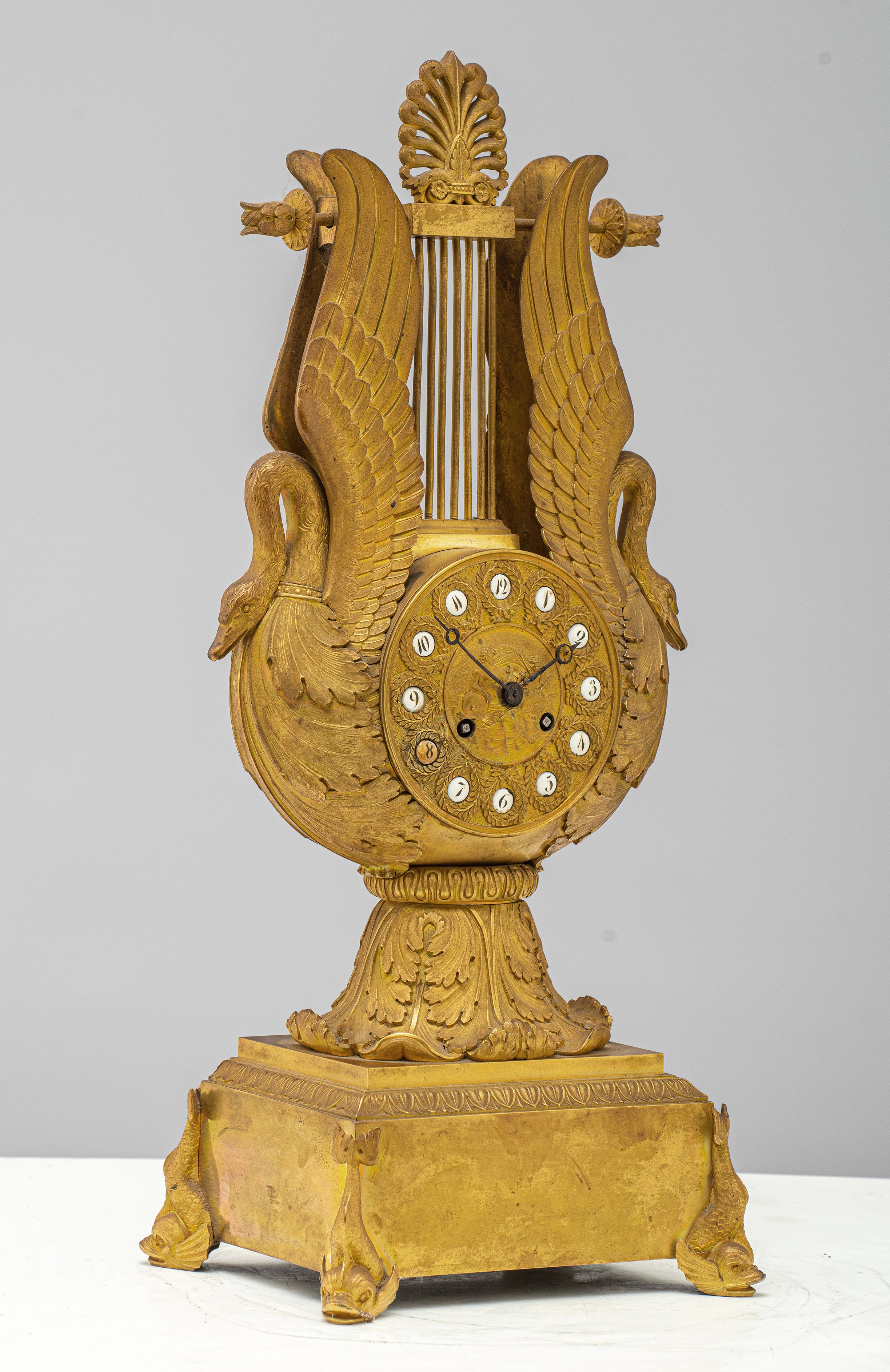 A gilt bronze lyre-shaped Restauration mantle clock, decorated with swans and dolphins, ca. 1815-183 - Image 16 of 19