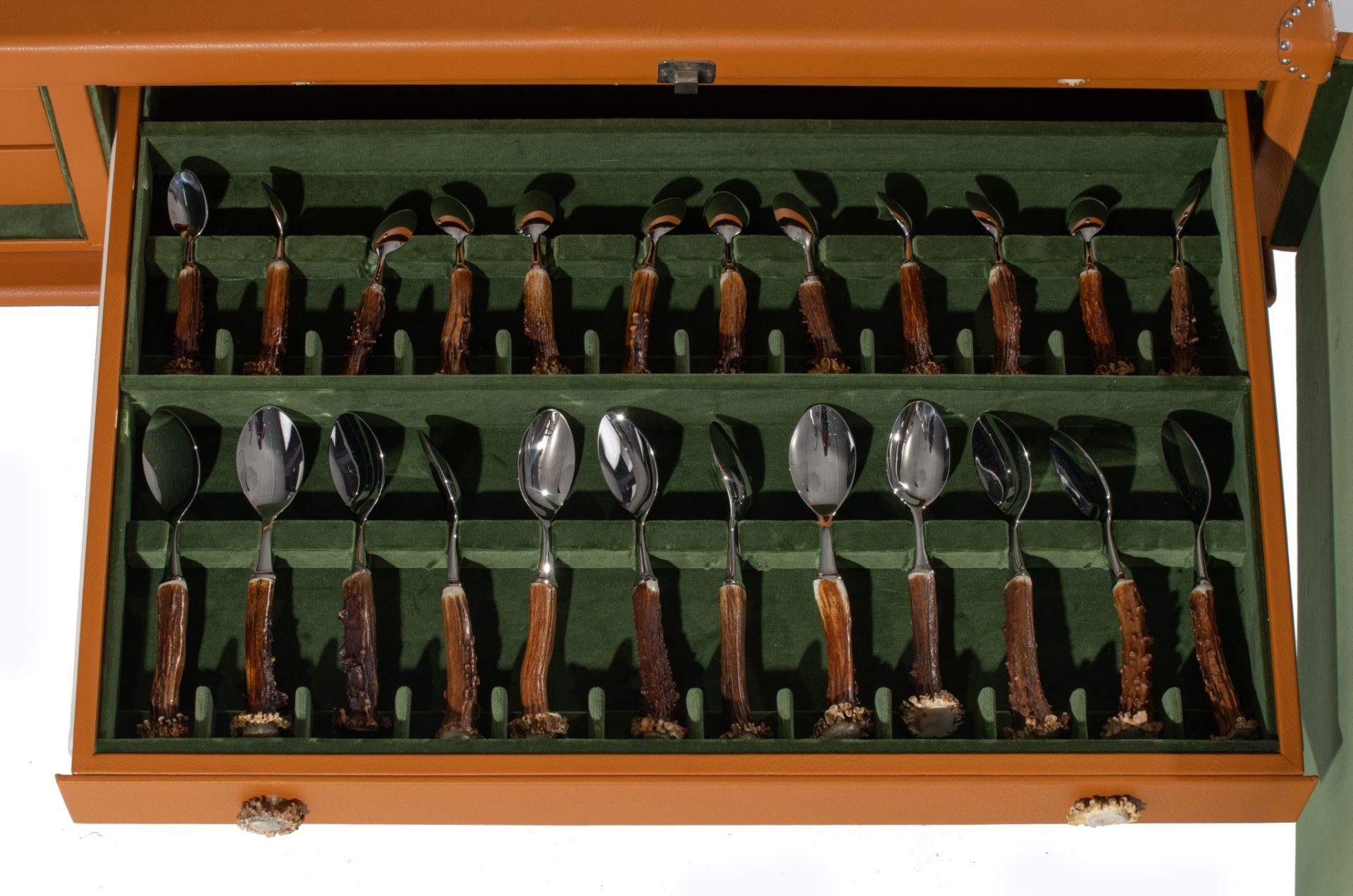 An exceptional deer antler flatware set by Lorenzi Milano, presented in two orange leather cases, H - Image 9 of 13