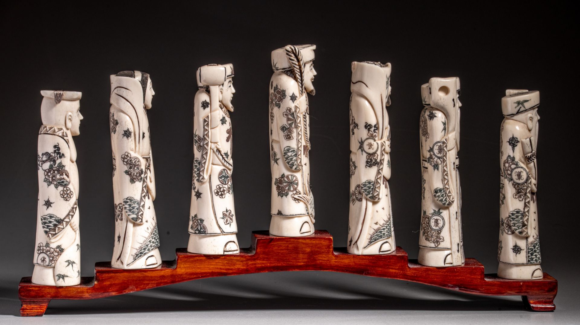A collection of Japanese carved bone figures, depicting the Seven Immortals, H cm - Bild 4 aus 5