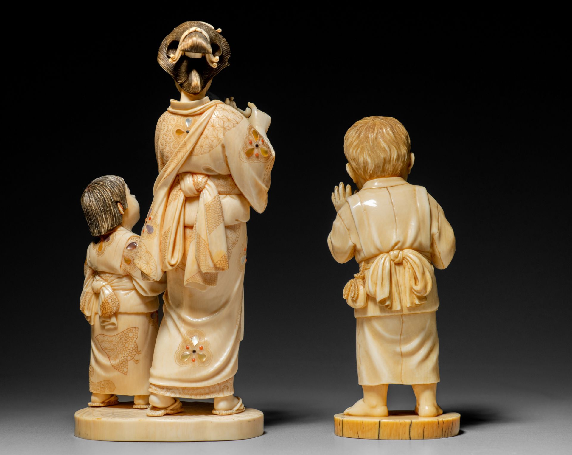 Two Japanese ivory okimonos, Meiji/TaÓsho period, H 12,6 cm, 160 g and Taisho/early Showa period, H - Bild 4 aus 22