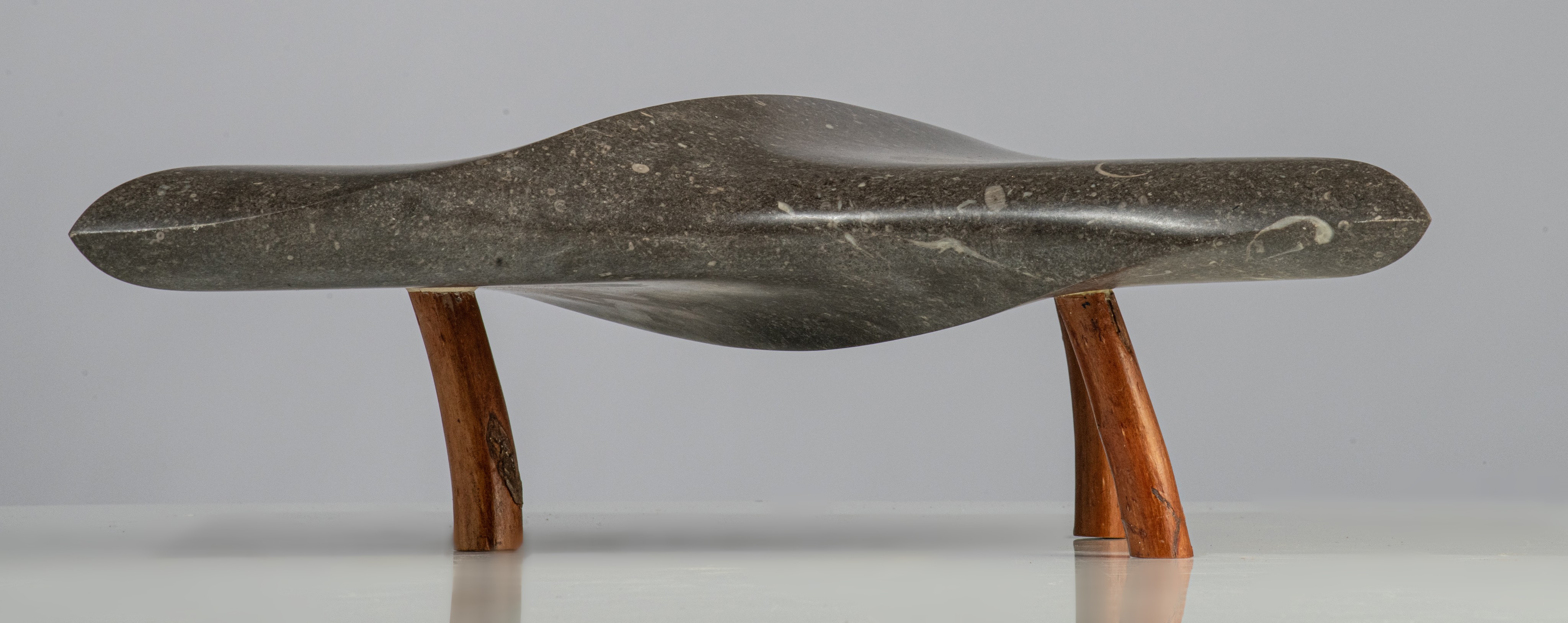 Bo Alisson (1952), untitled sculpture, Belgian blue stone on wooden stands, H 14 - W 40 cm - Image 4 of 7