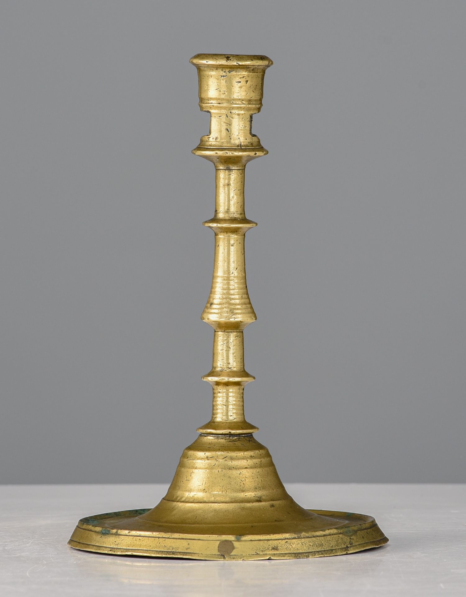 A brass so-called 'balusterkandelaar' socket candlestick, 16thC, the Low Countries, H 19,5 cm - Image 5 of 7