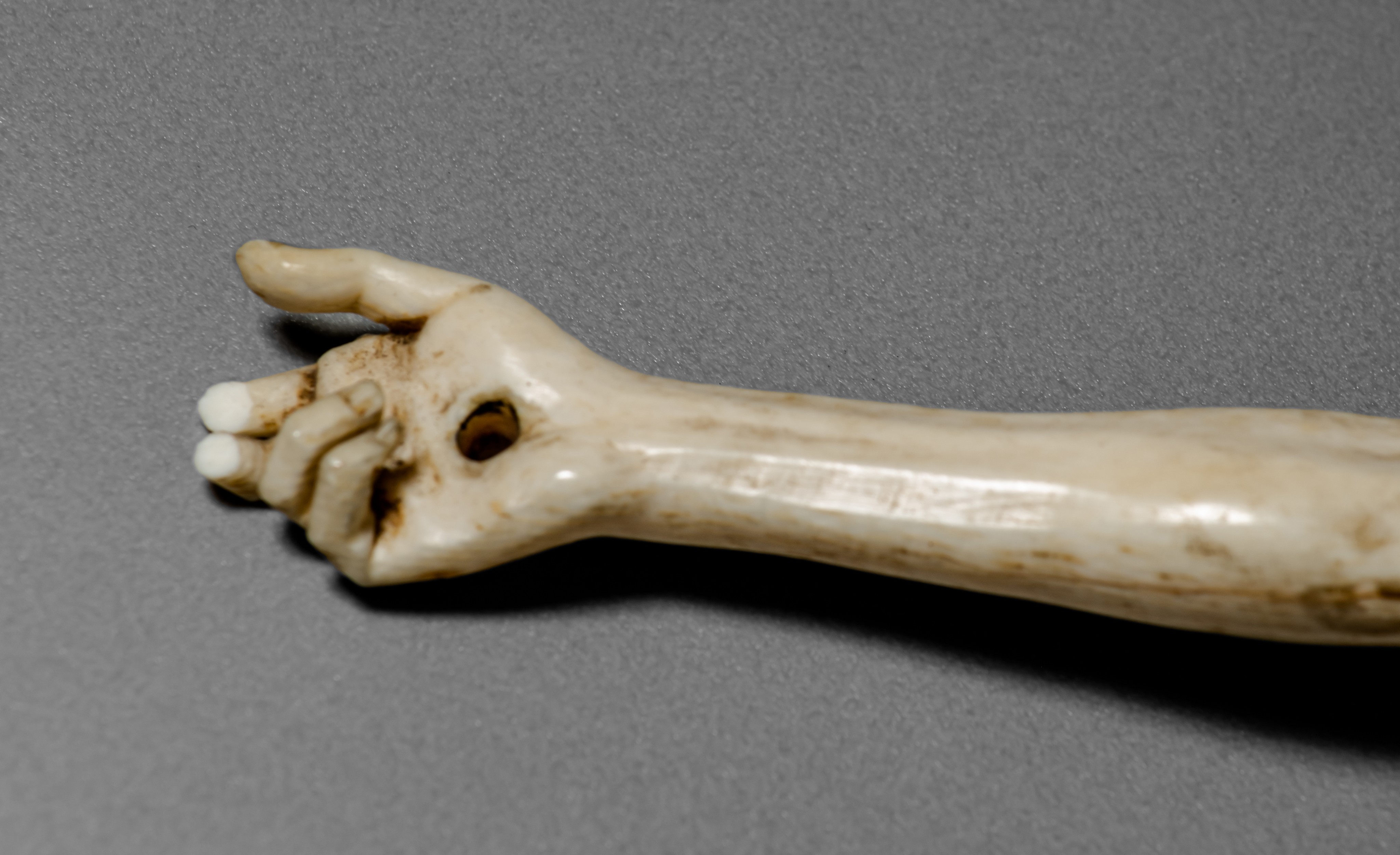 A finely carved ivory Corpus Christi, the Southern Netherlands, 17th/18thC, H 26,7 cm, 197 g (+) - Image 11 of 25