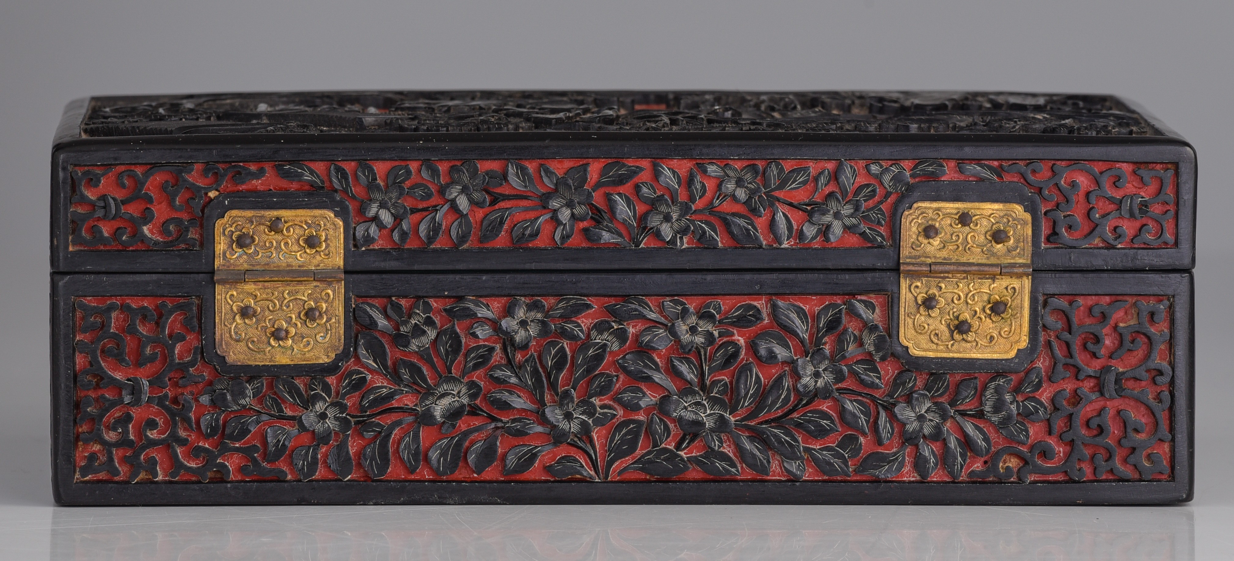 A Chinese carved lacquered jewellery box, late Qing/Republic period, H 9 - 28 x 20 cm - Image 4 of 9