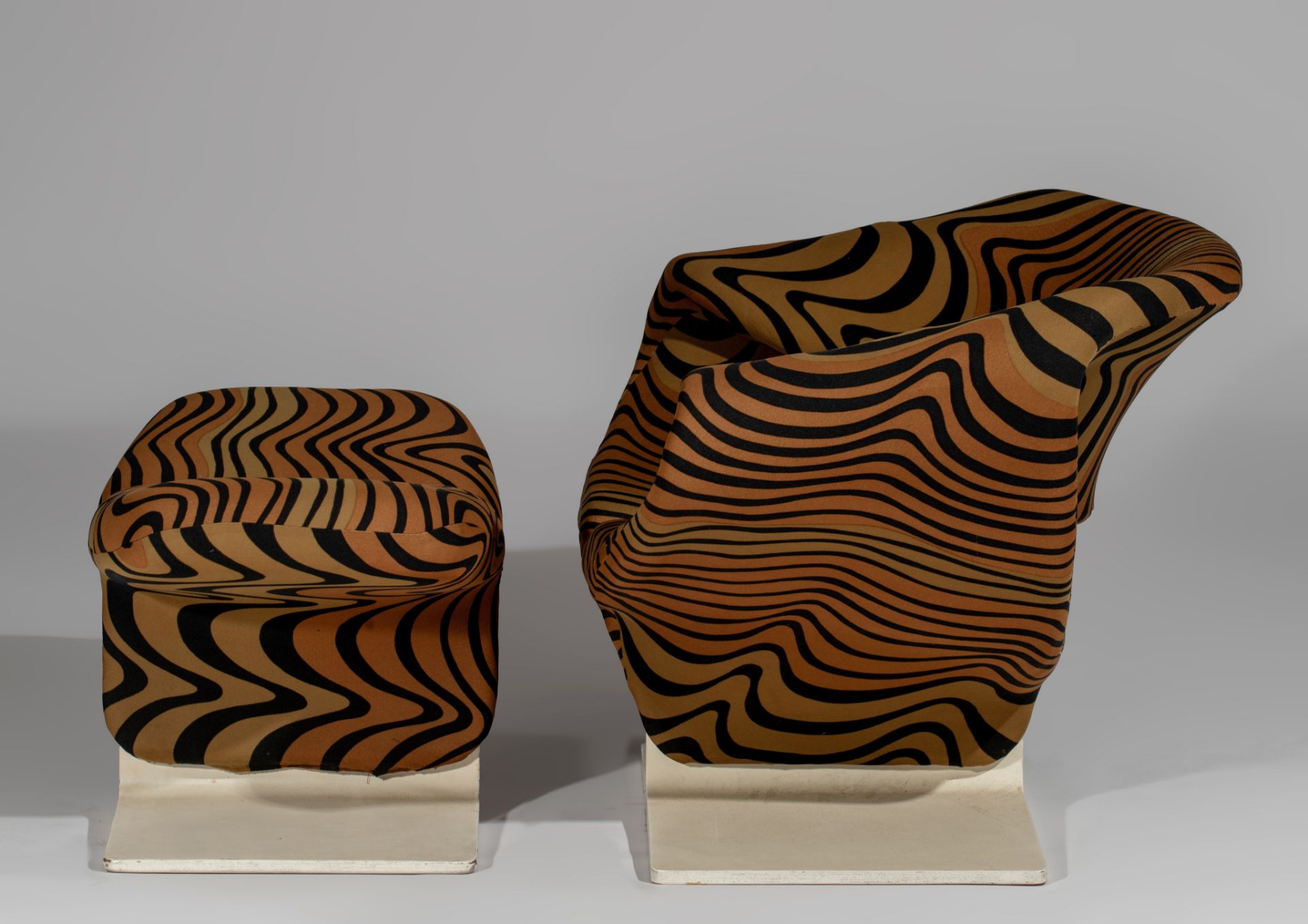 A rare Ribbon chair and ottoman by Pierre Paulin for Artifort, upholstered in 'Tiger' fabric by Jack - Image 5 of 20